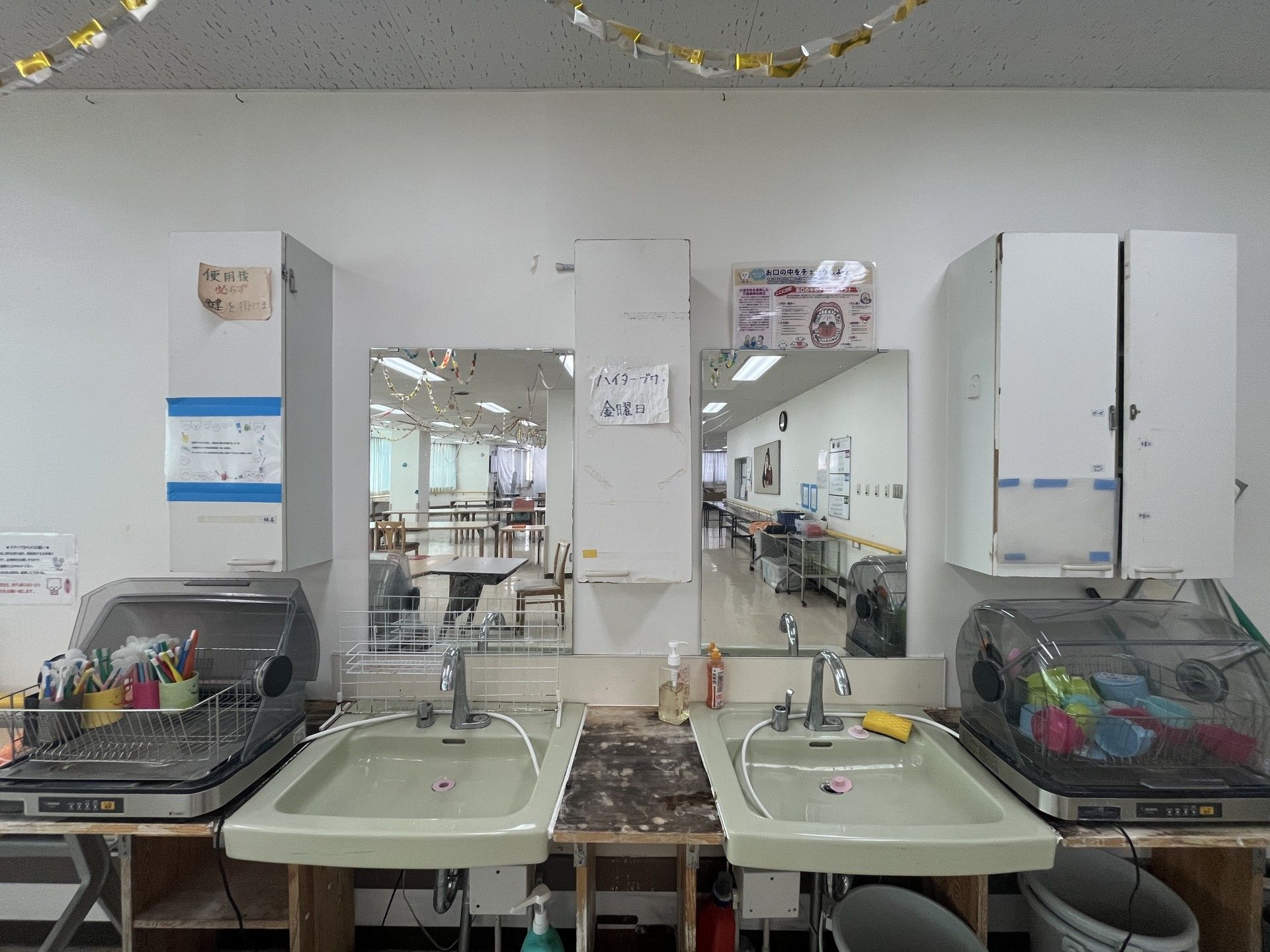 洗面台と鏡のある部屋
