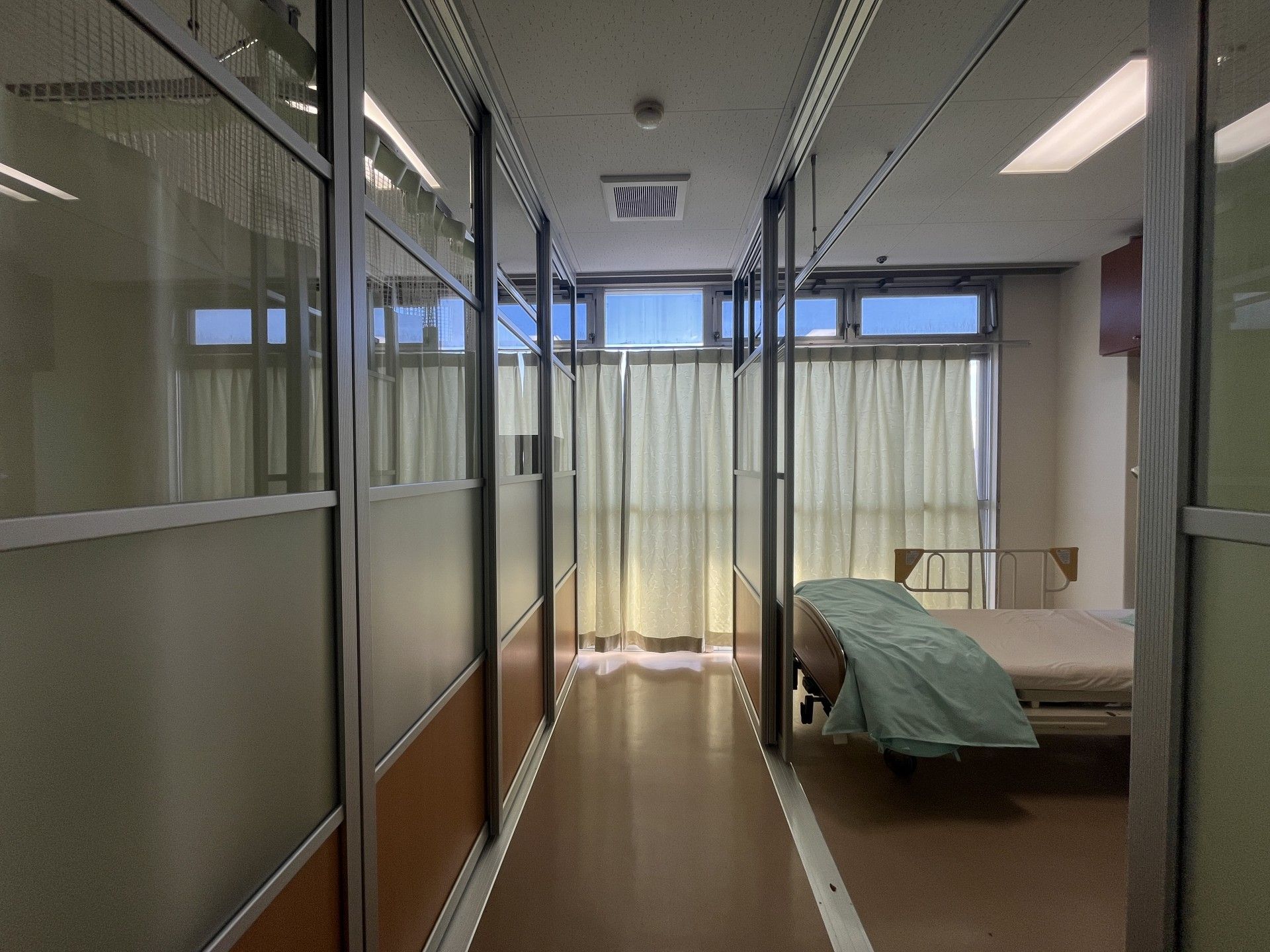 明るい個室の廊下