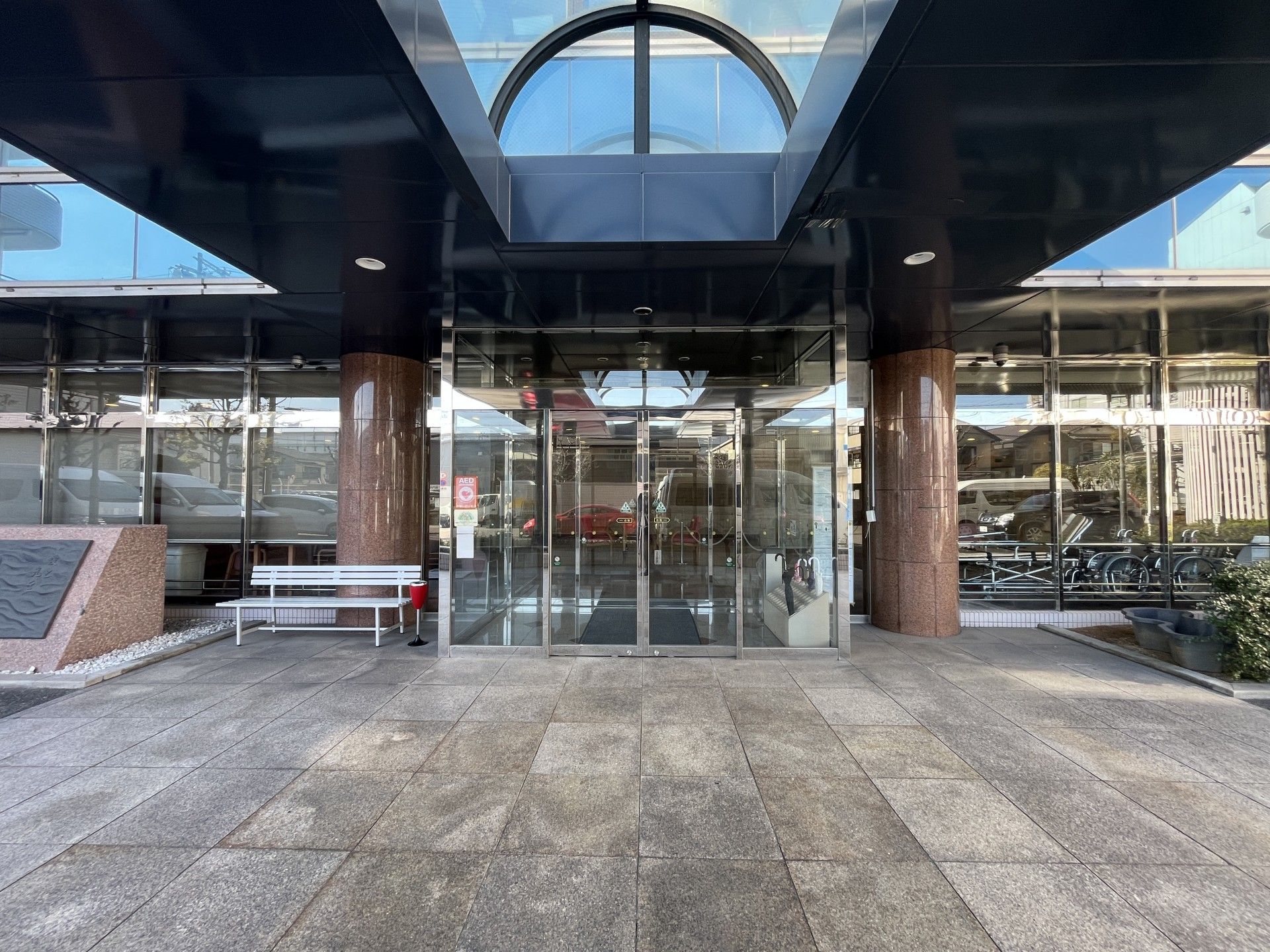 ガラス扉のエントランス