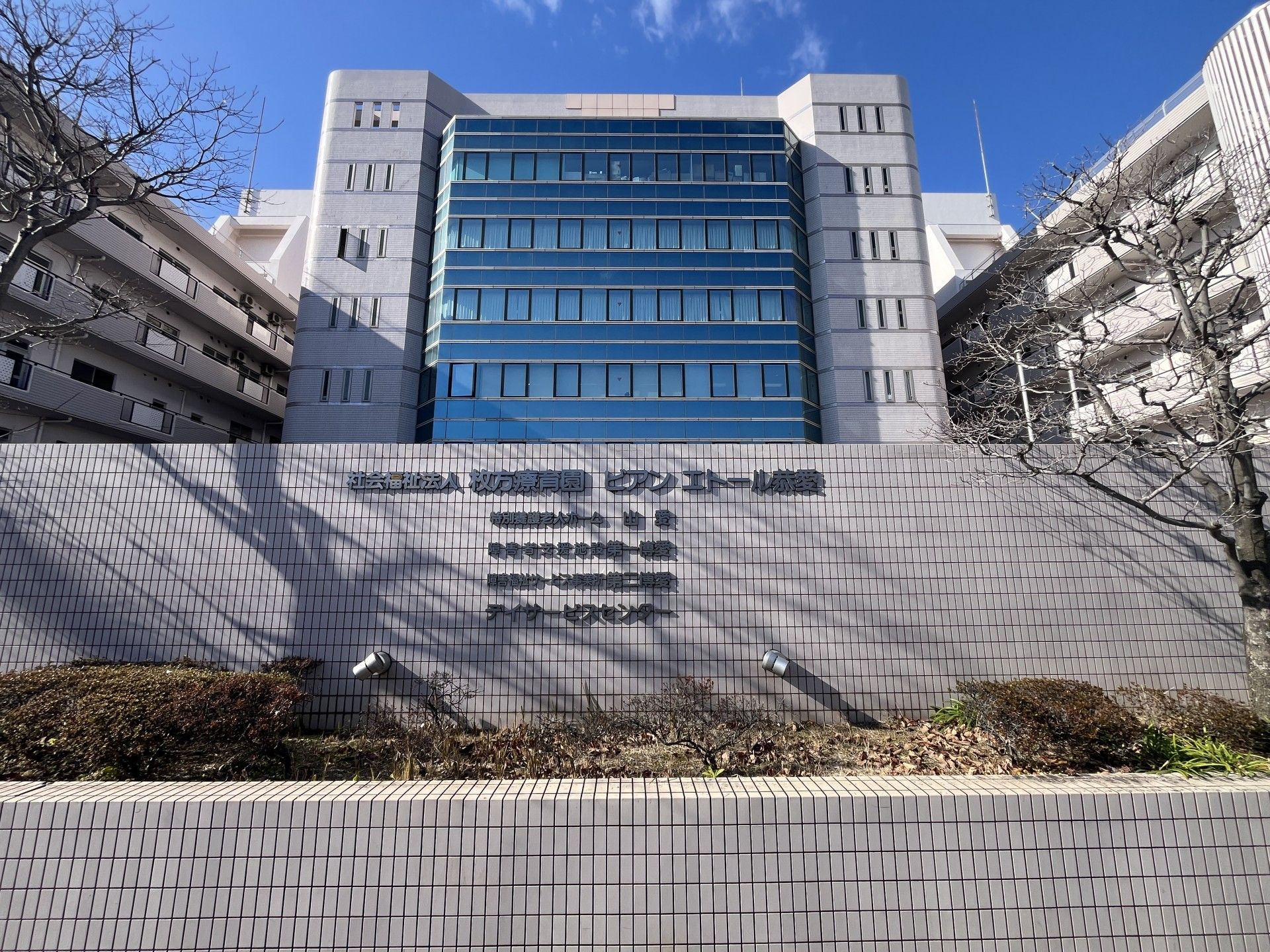 青い窓の建物外観