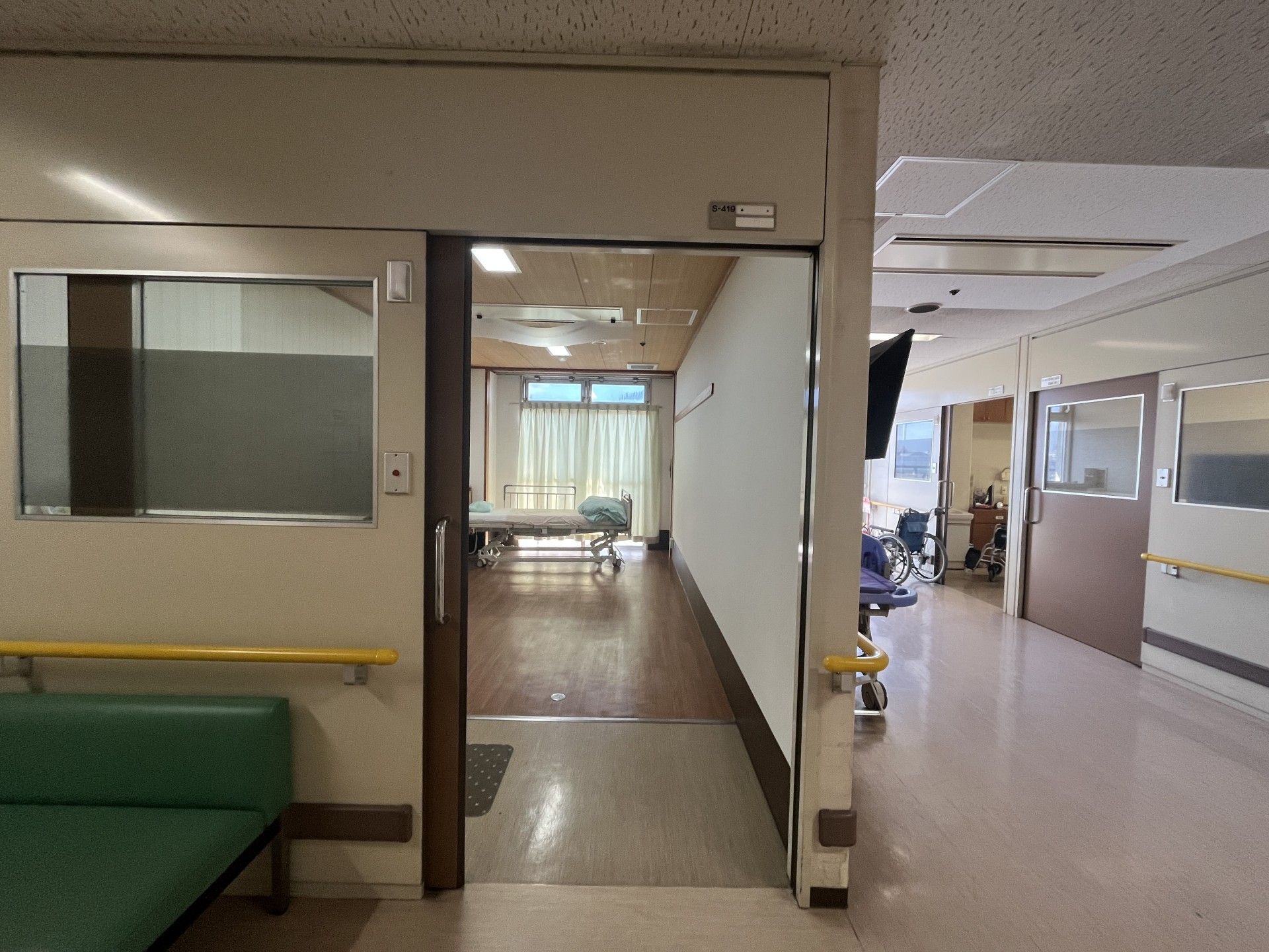 明るい廊下と部屋