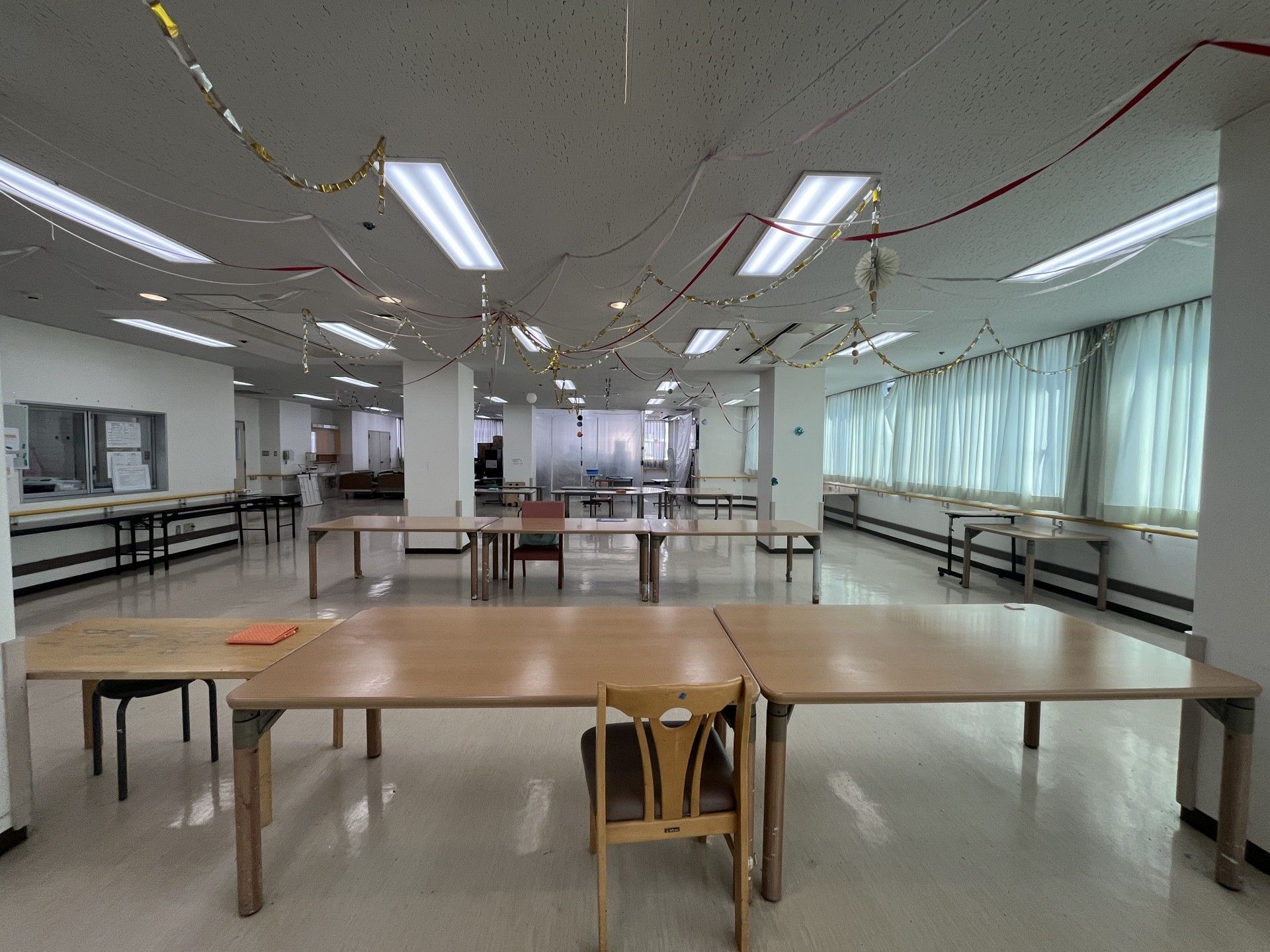 広いテーブルのある部屋