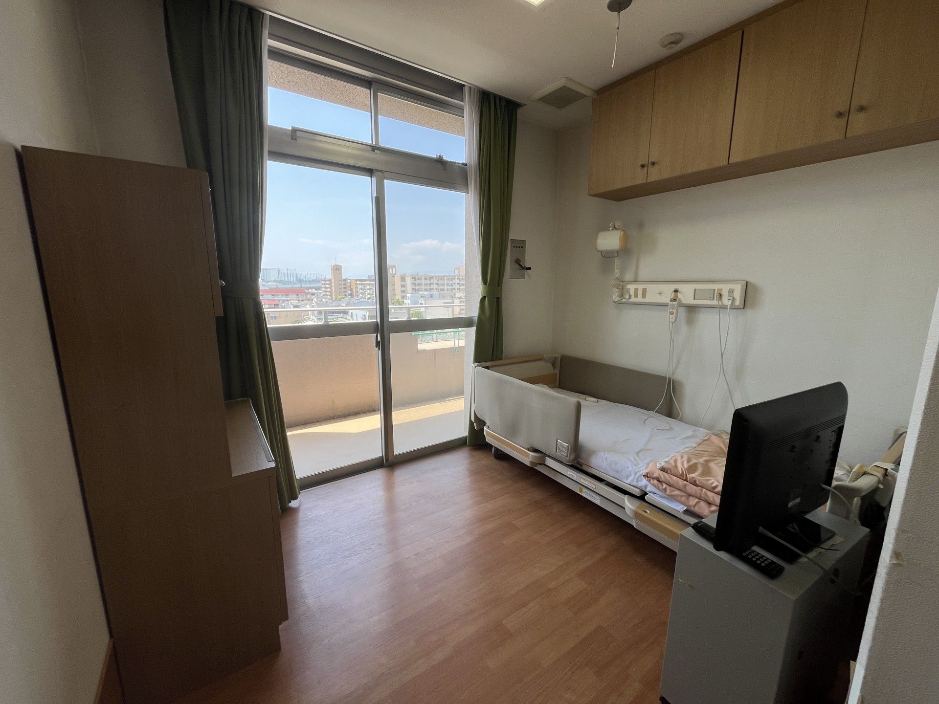 窓際のベッドルーム