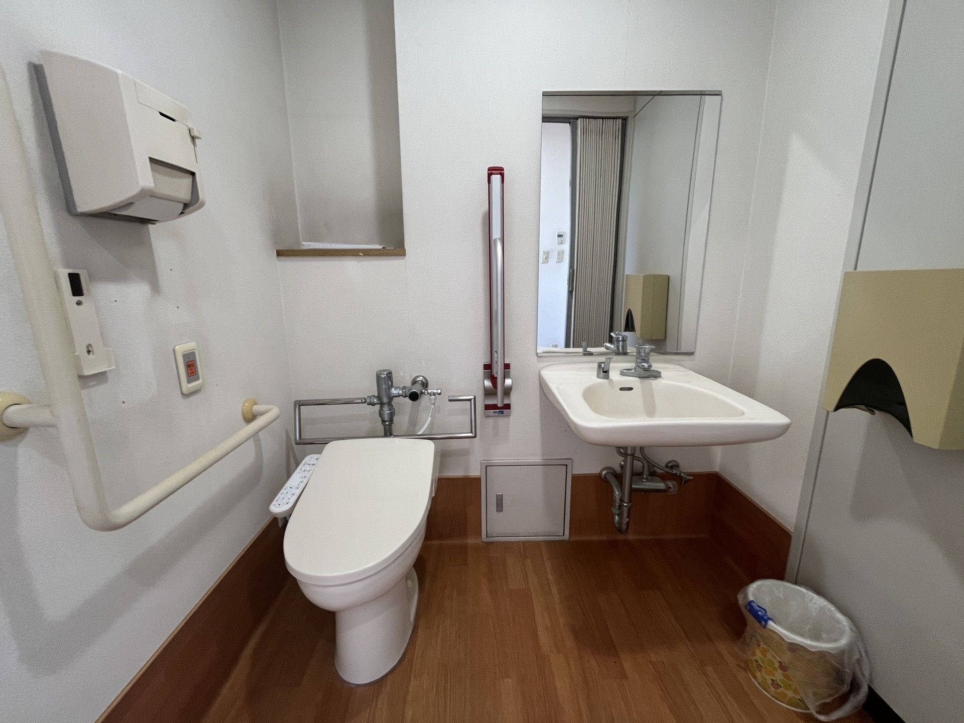 手すり付きのトイレ