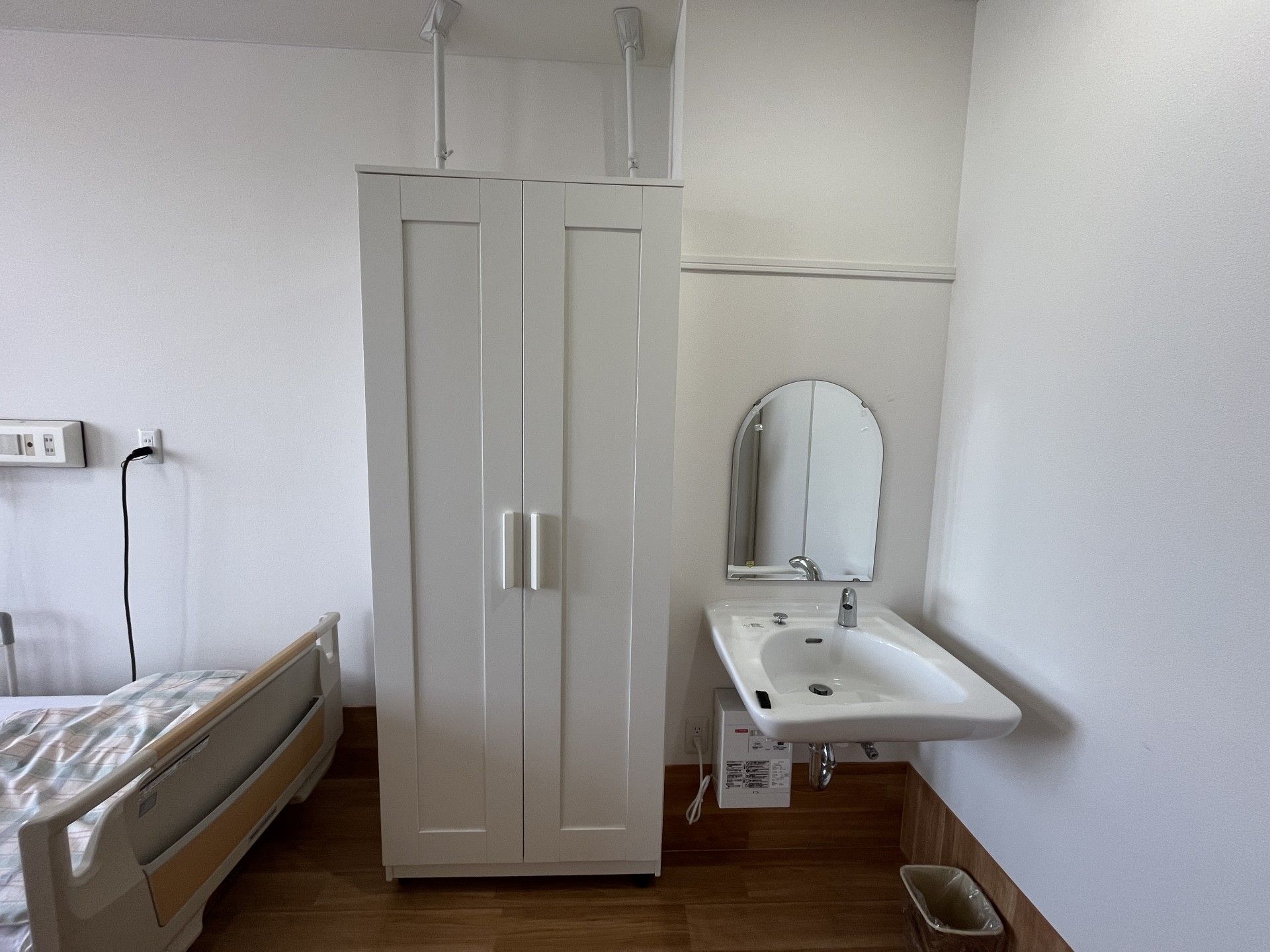 ベッドと洗面台のある部屋