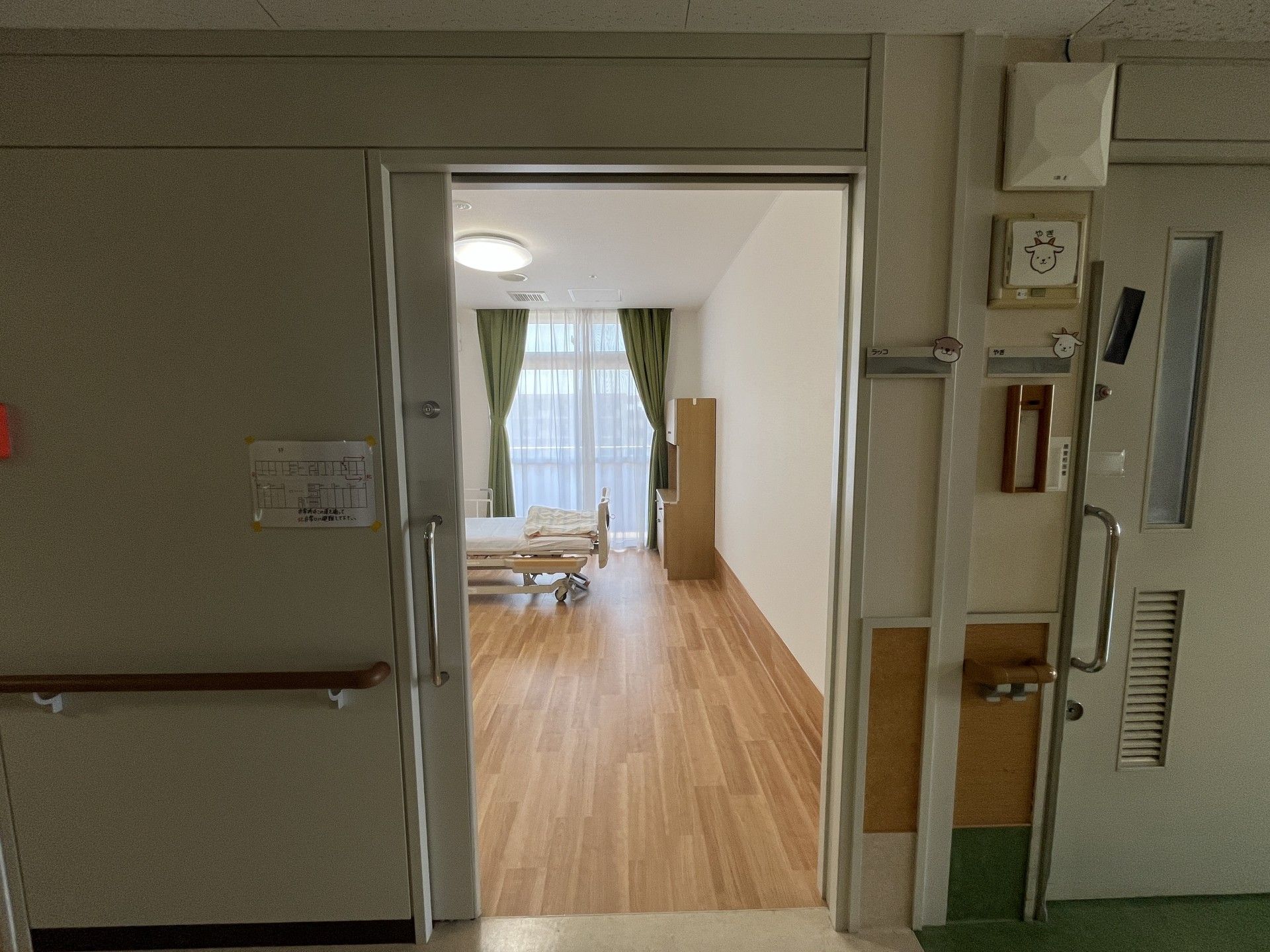 明るい個室の入口