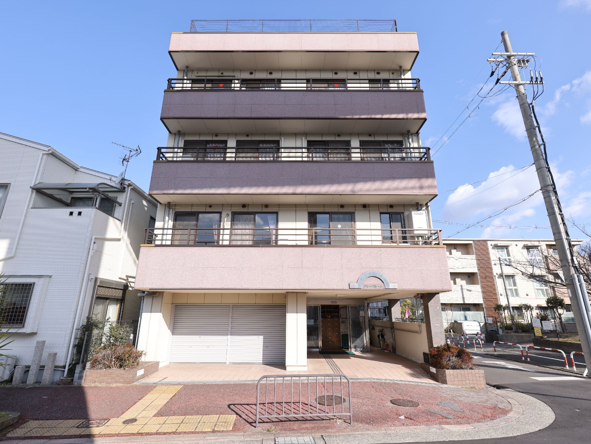 落ち着いた色合いで、駐車場も設置されている外観