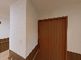 清潔で広々としたトイレの廊下