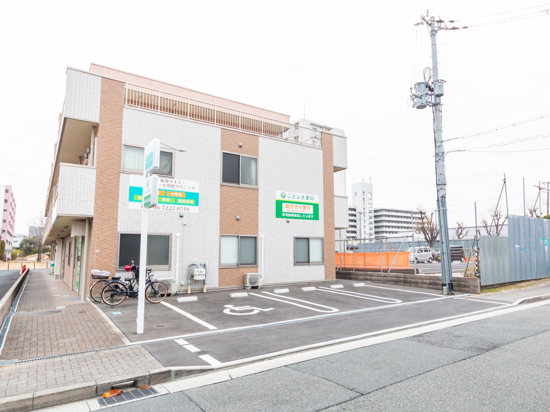 駐車場のある建物外観