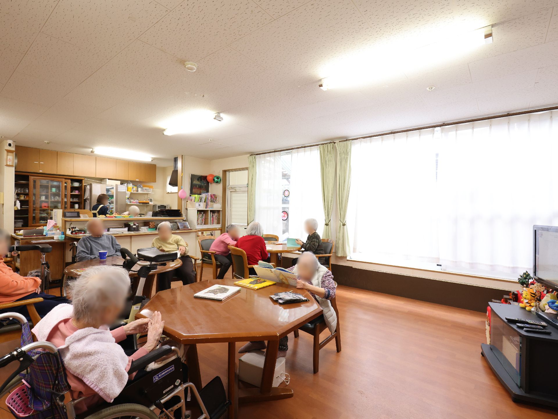 囲むようにテーブルが置かれ、椅子が多く設置された共有スペース