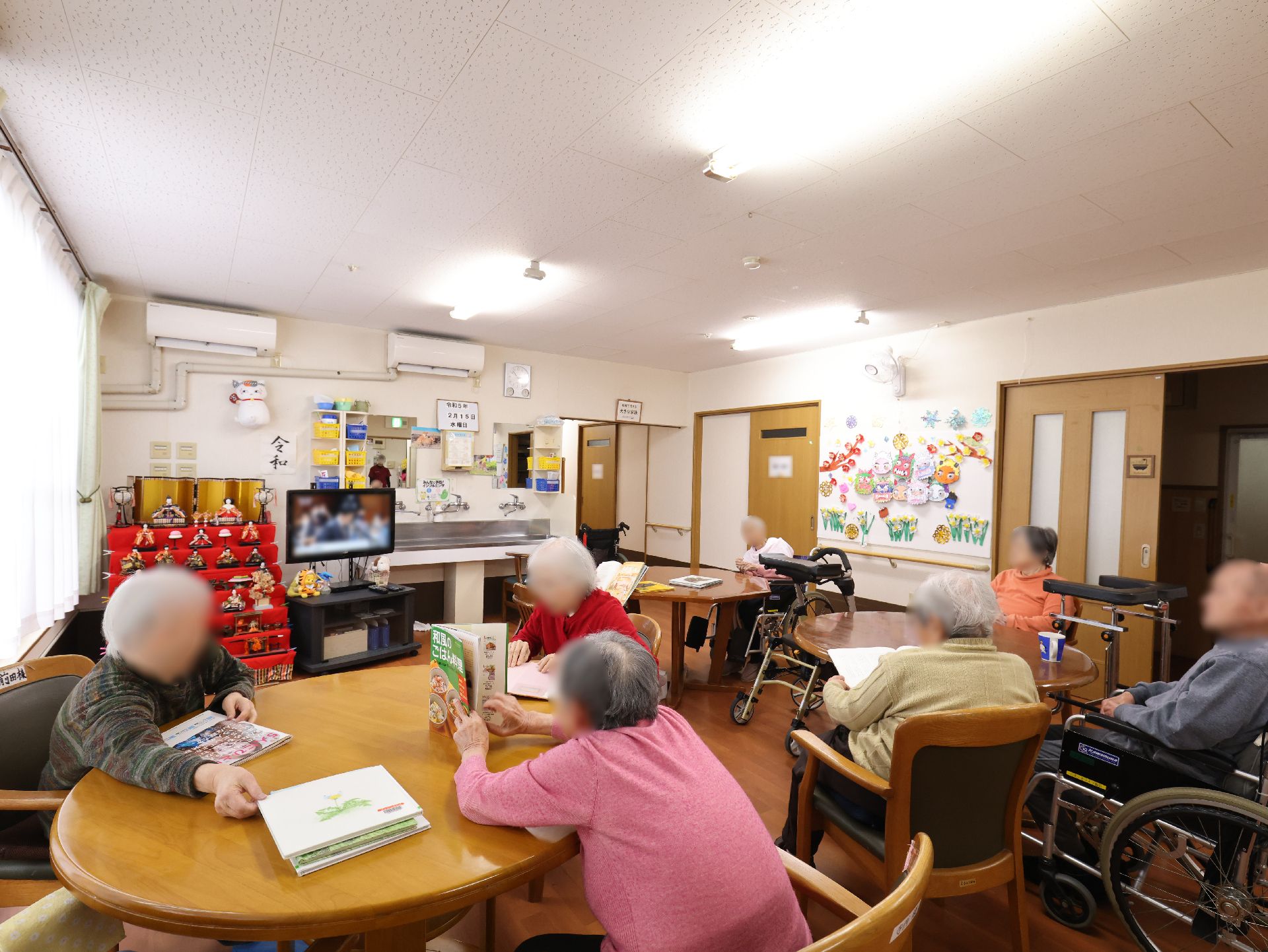 テーブルを挟んで椅子が複数設置されている共有スペース