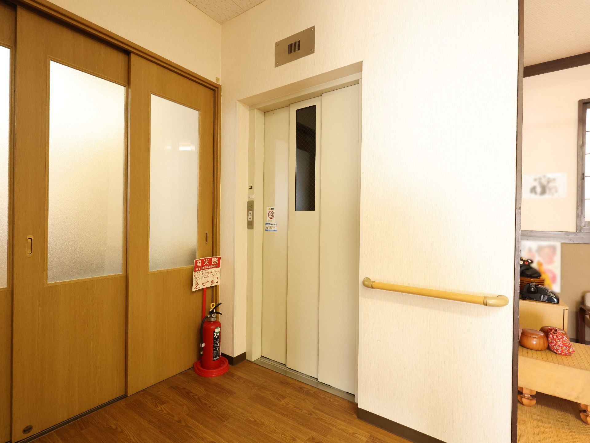 車椅子・杖を使用している方が利用しやすいように、出入口が広めのエレベーター