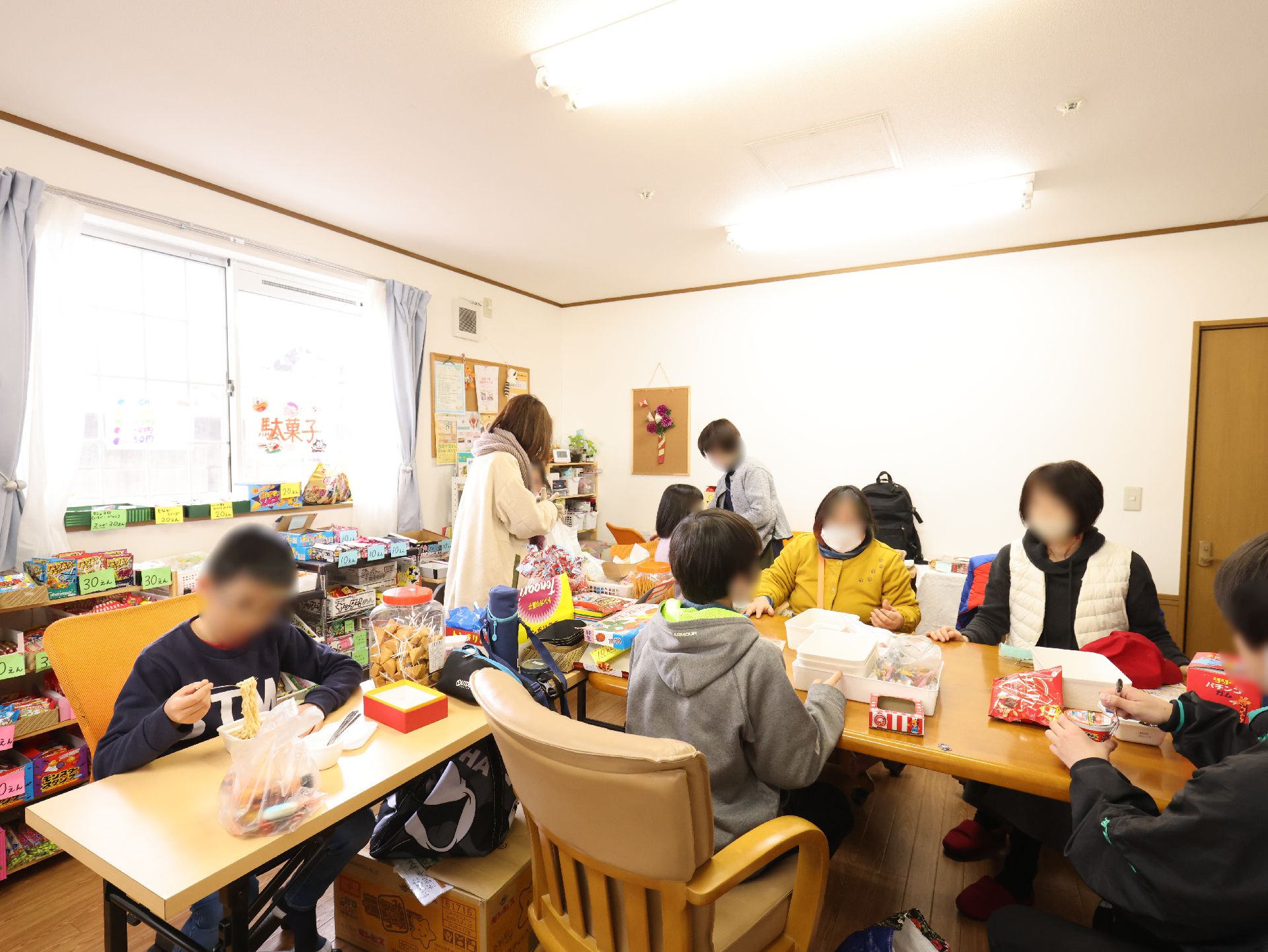 椅子やテーブルが設置され、趣味やコミュニケーションなどで利用されている共有スペース