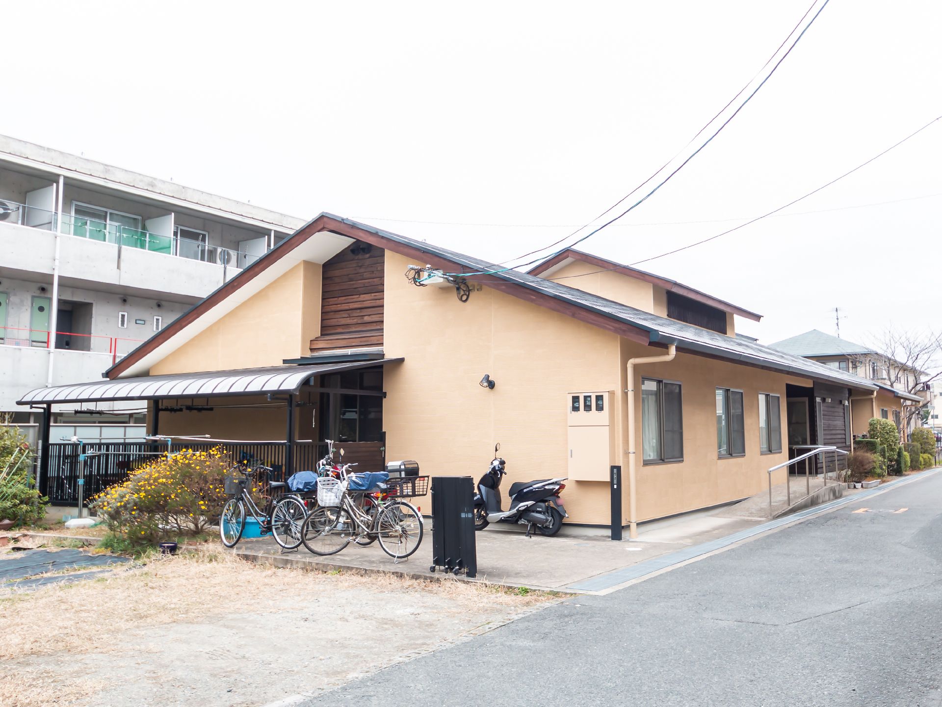 車椅子の入居者のためにスロープがついている外観