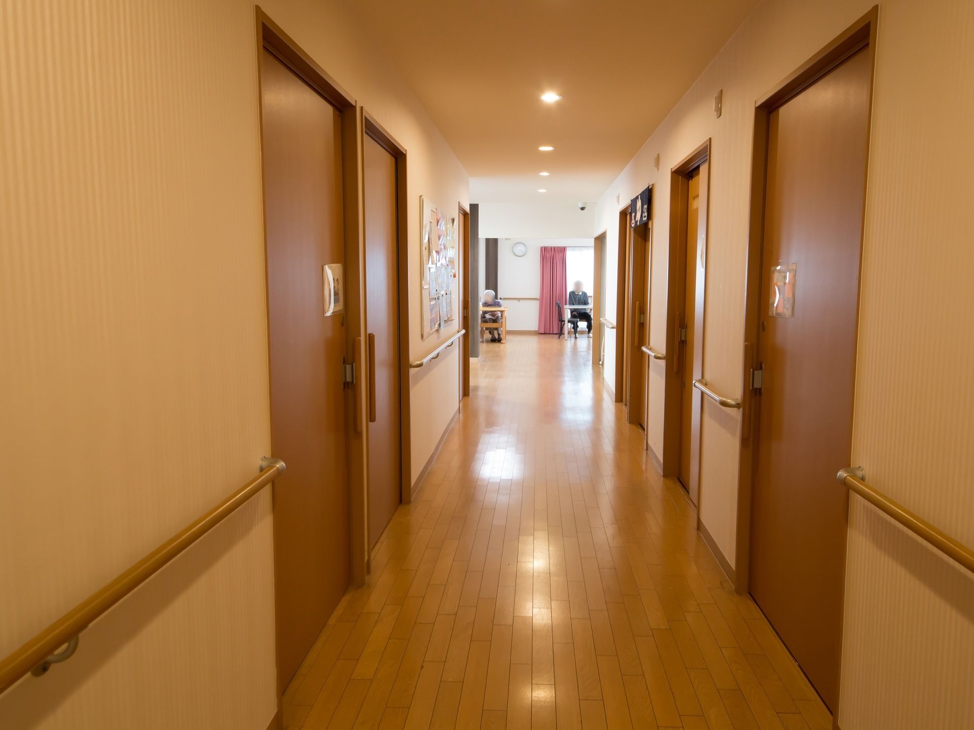 幅にゆとりを持って設計された通路である。床や建具は木材を使用。壁の両サイドには、手すりが備えつけられている。
