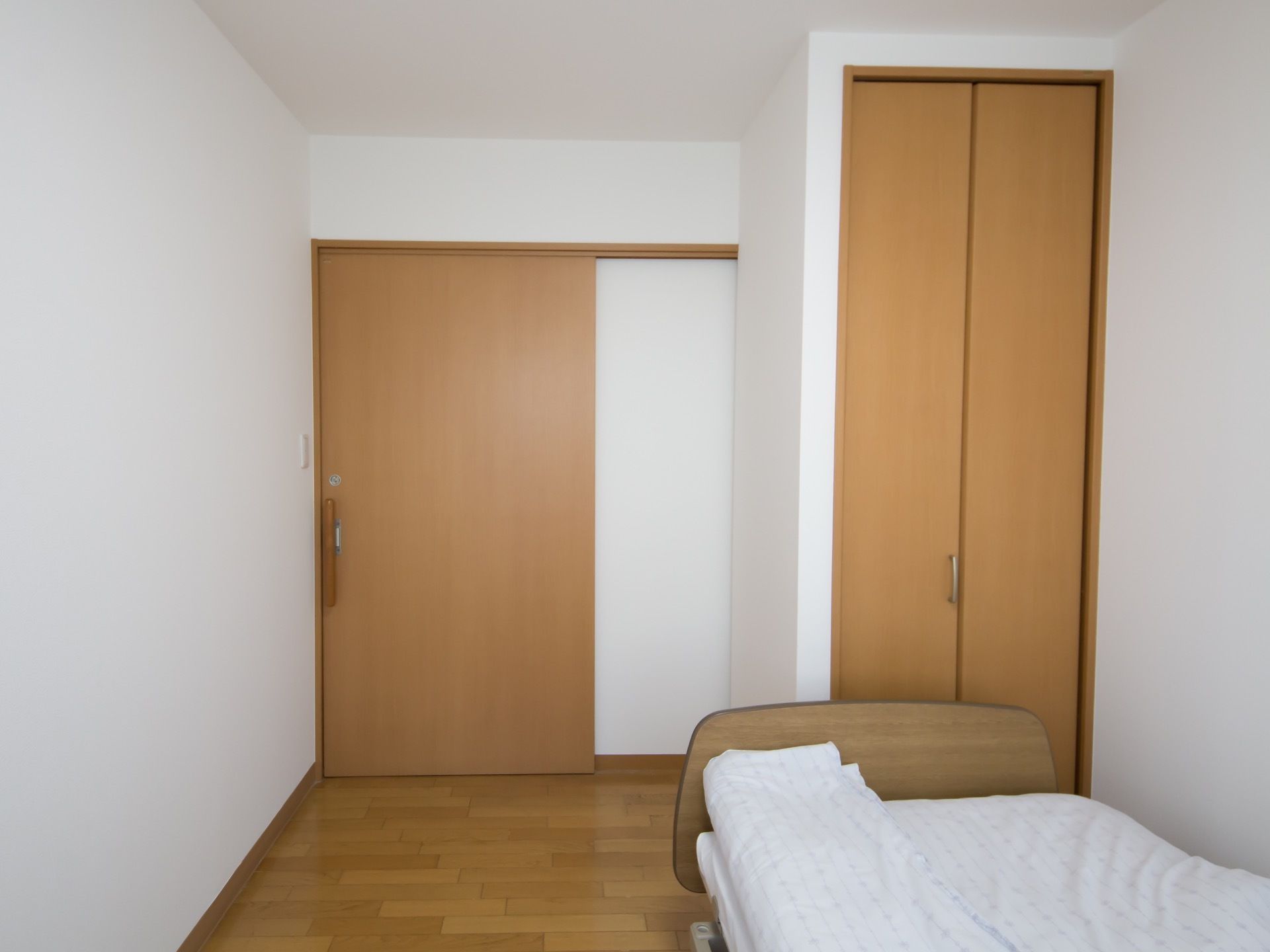 建具と床は同系色で統一され、すっきりとしたデザインである。扉は引き戸式を採用。クローゼットやベッドも完備されている。