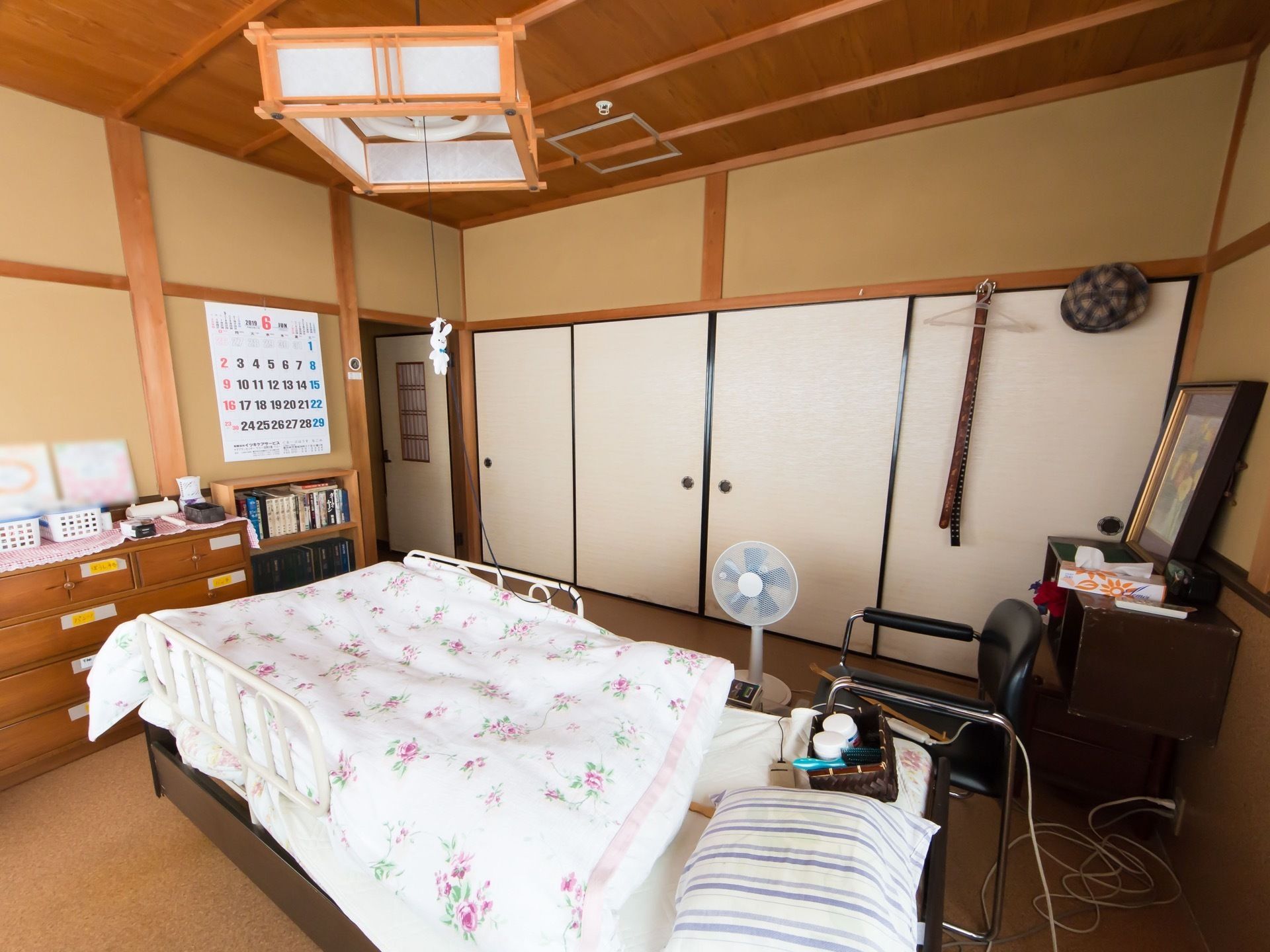 和室にベッドを置いて生活している。衣紋掛けがあり、ネクタイや帽子をかけておくことが可能だ。襖４枚分の収納スペースがある。