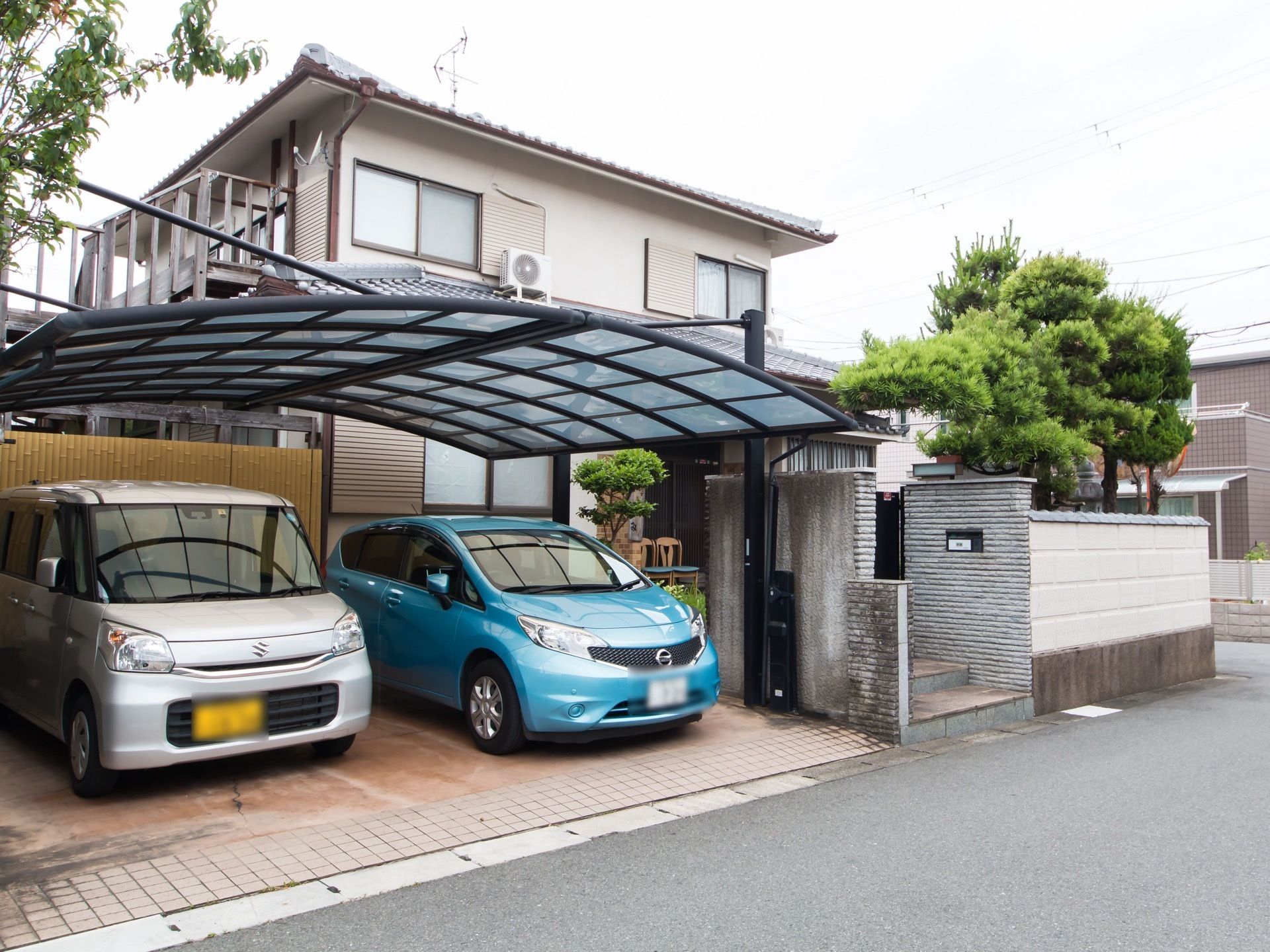 ホームには半透明の屋根が付いた駐車場がある。乗用車が２台停まるスペースがあり、後ろ側に竹のパテーションが設置してある。