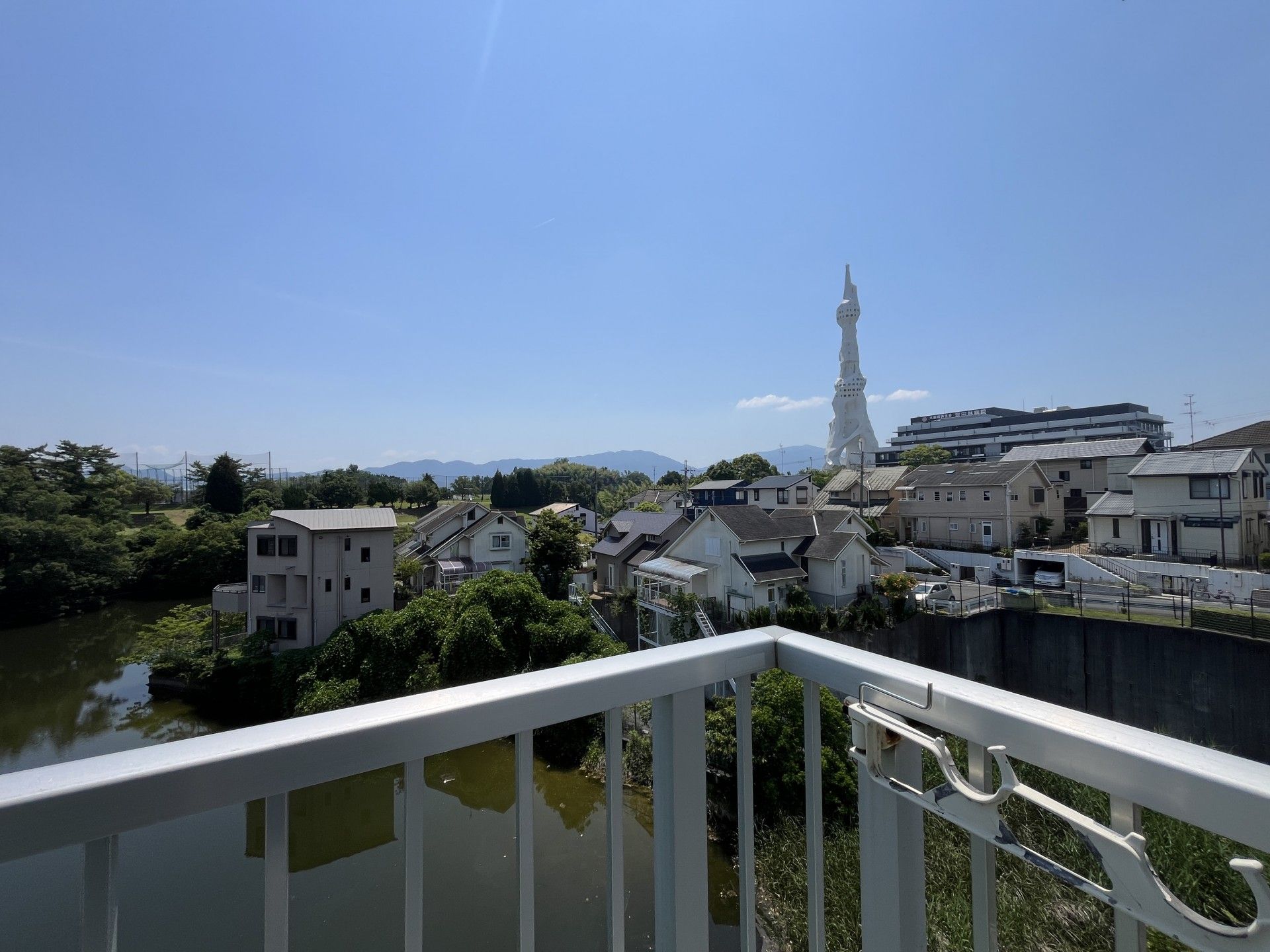 青空と街並みの風景