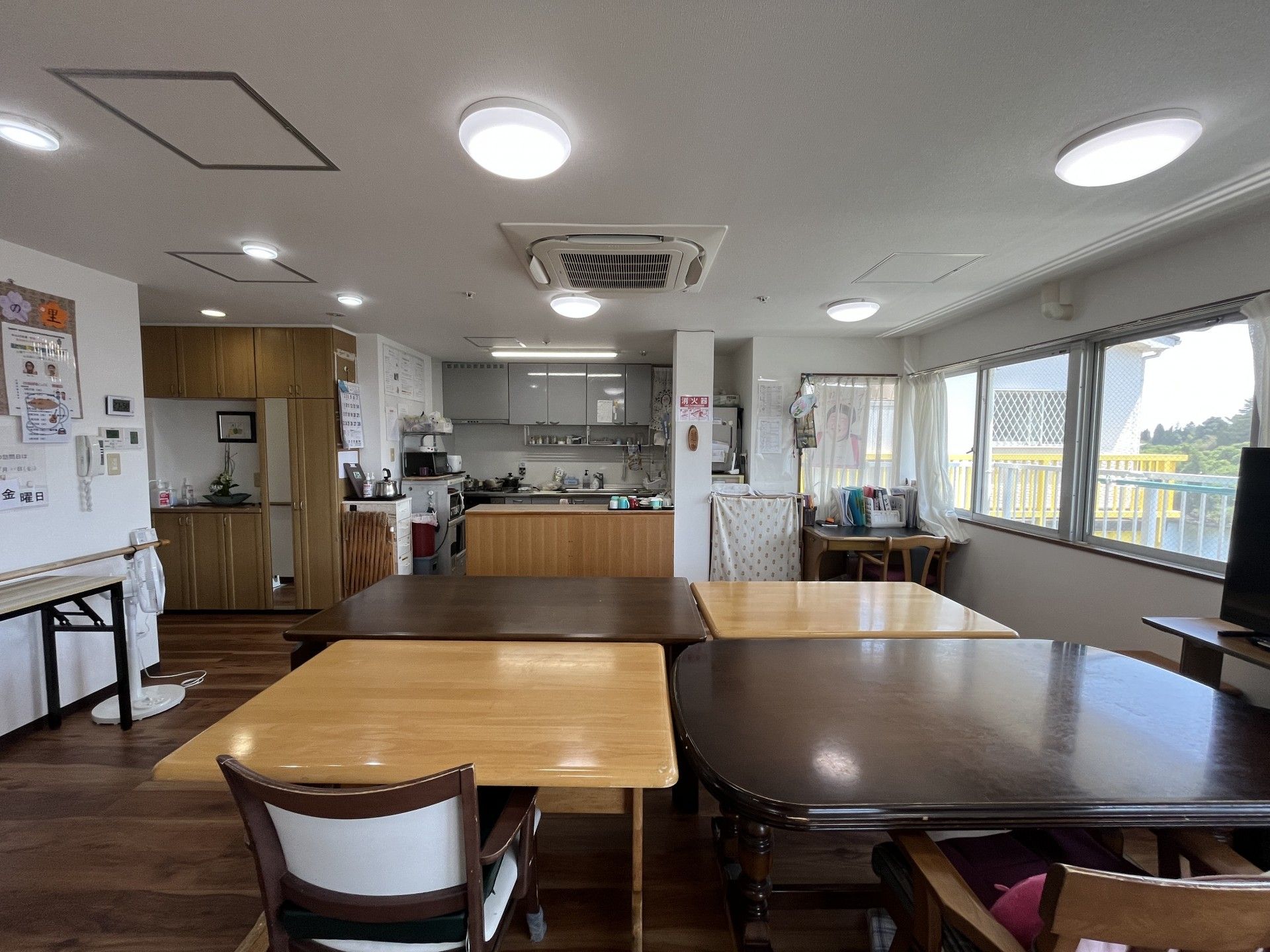 明るいキッチンと食卓