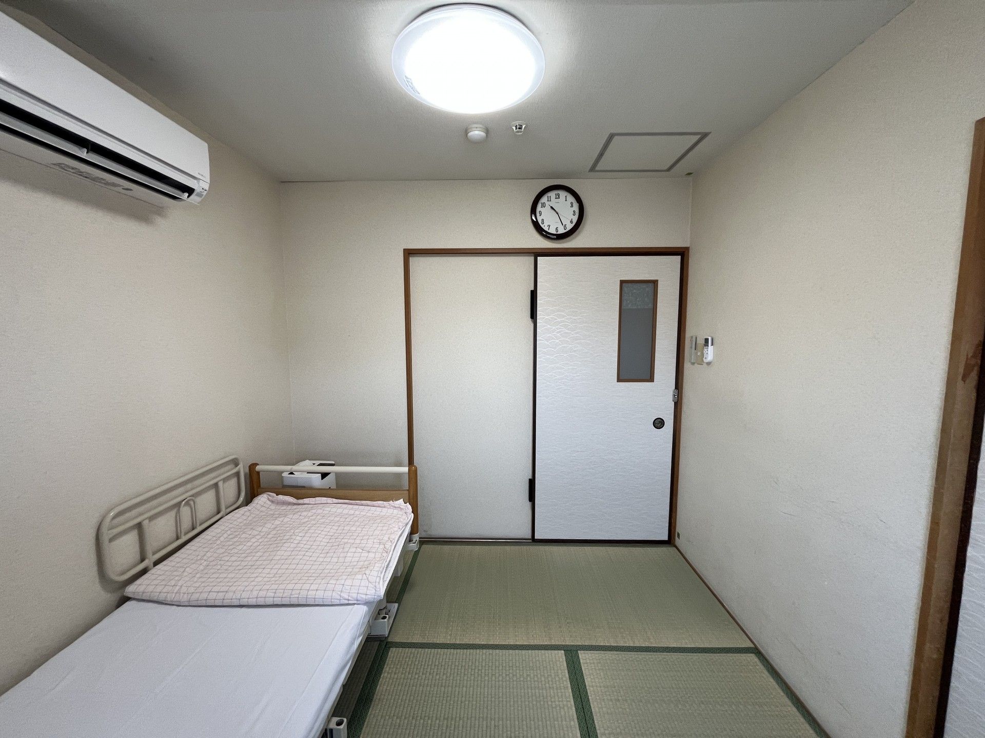 畳のあるシンプルな部屋