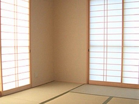 障子が設置されやわらかい陽の光が差し込んでいる和風の部屋。畳が敷かれた部屋には家具などは置かれていない。