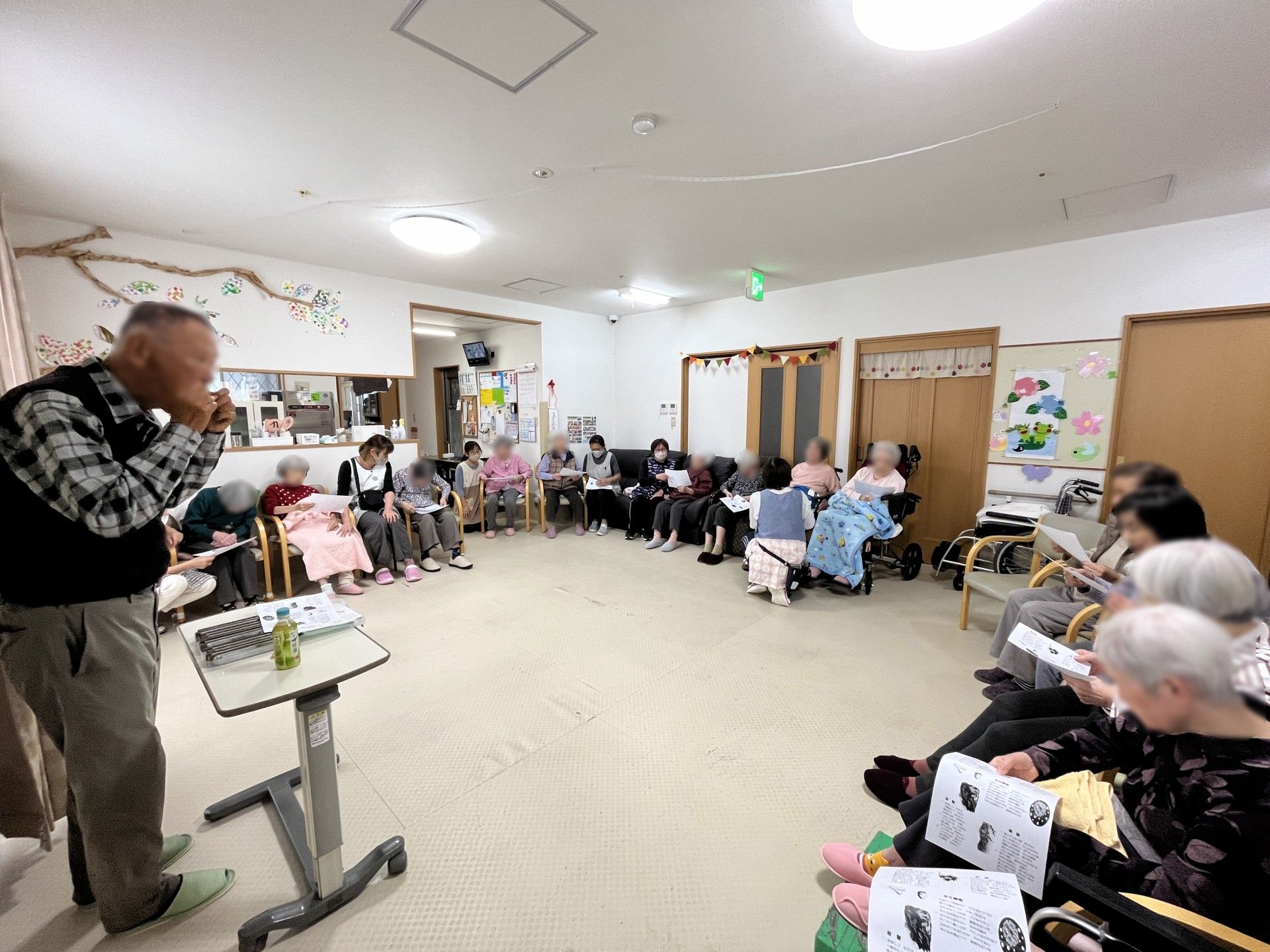 集まりの様子の部屋