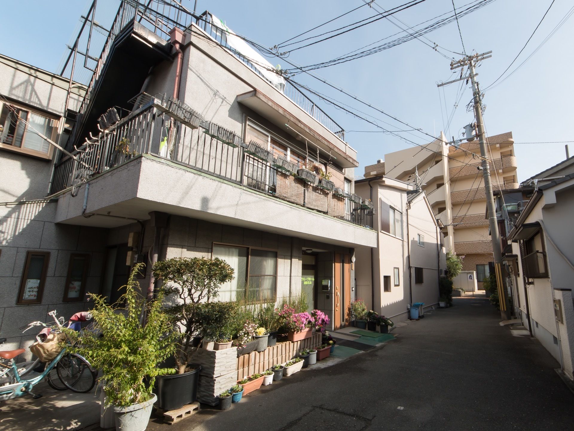 住宅地の中に建った施設で、２階建ての建物である。屋上も出られるようになっており、洗濯物が干されているのが見える。