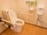 トイレは温水洗浄便座を取りつけ、壁に大きな操作パネルが設置されている。パネルの下には非常用ボタンが用意されている。