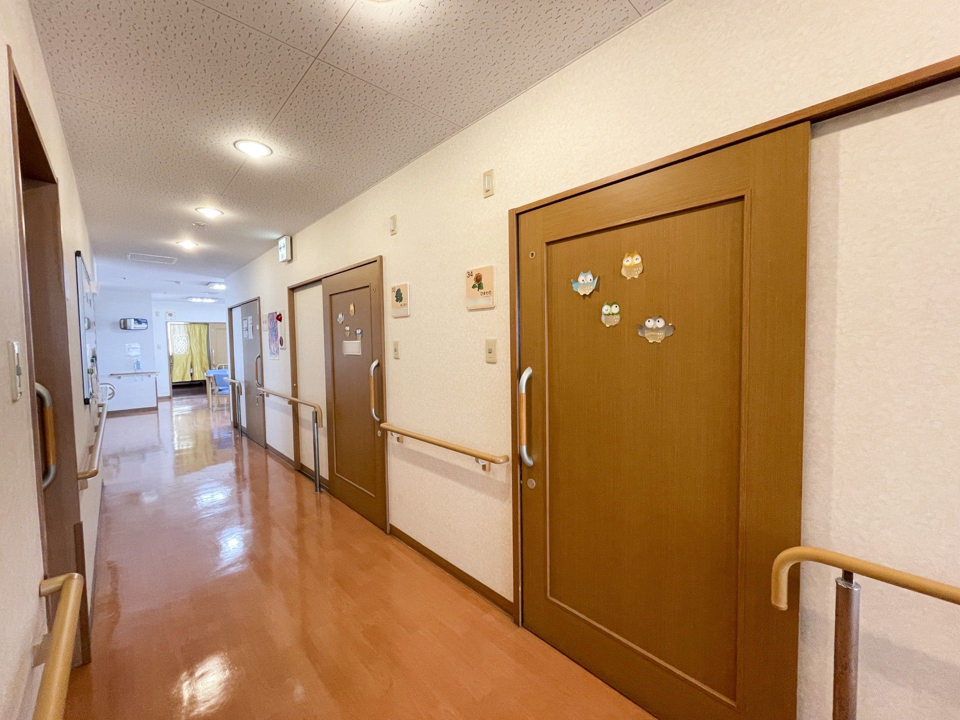 清潔な廊下と個室の扉