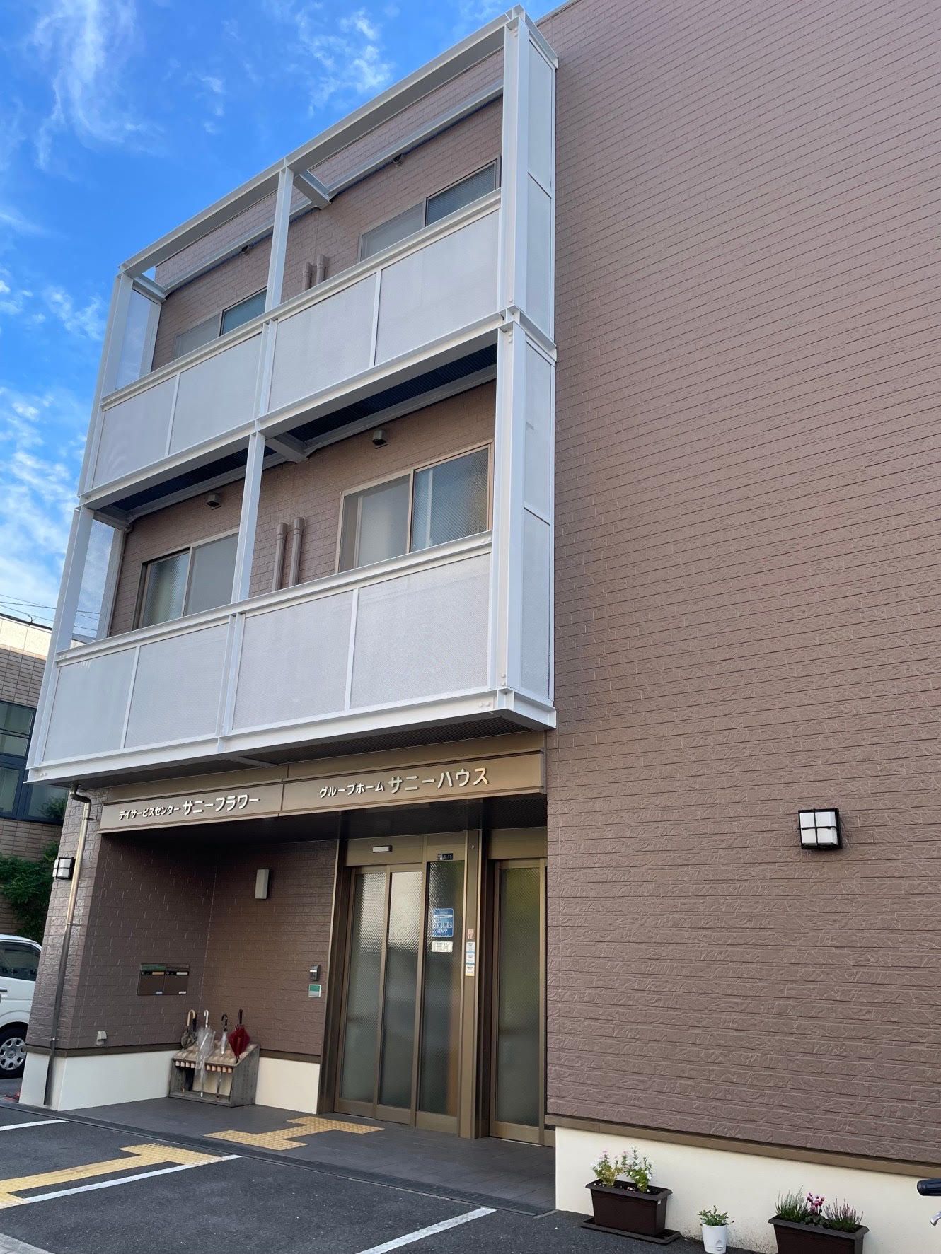 高齢女性と会話をする女性ケアマネジャー
