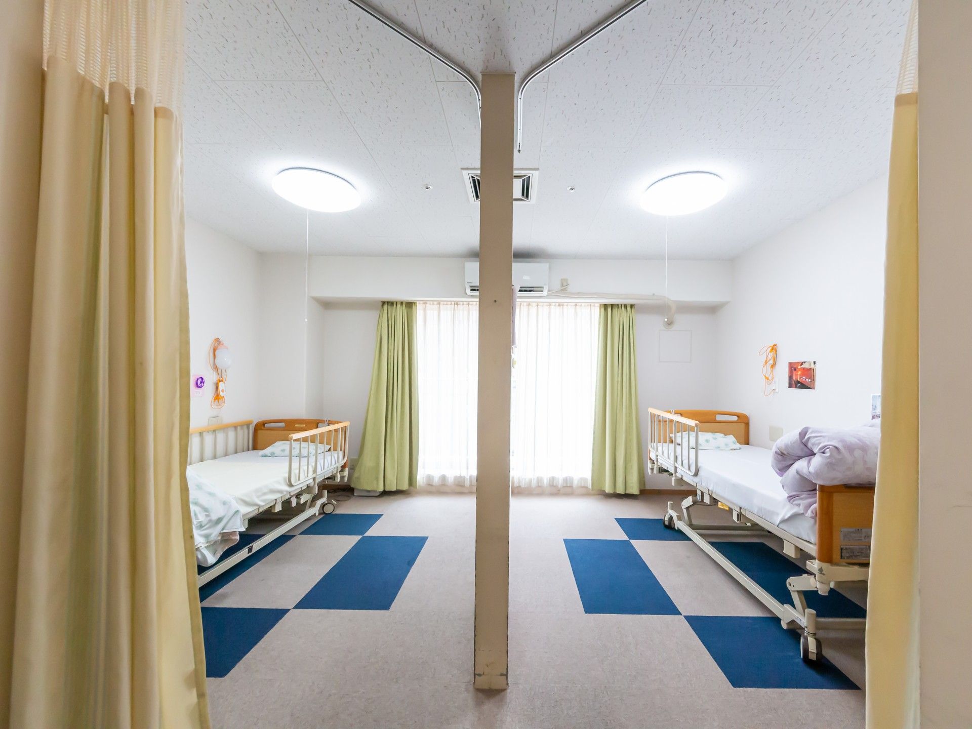 カーテンで仕切られた部屋