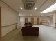 広々とした廊下と休憩スペース