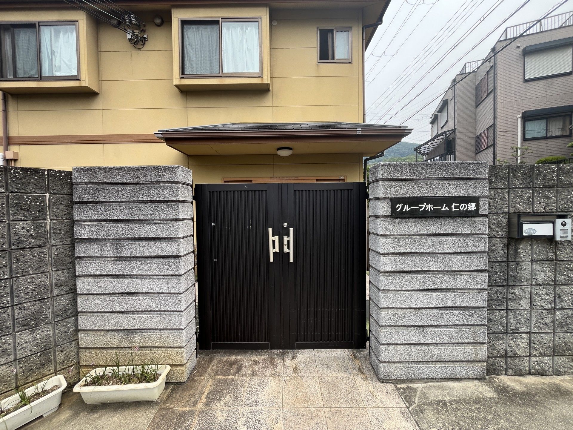 落ち着いた門構えの入口