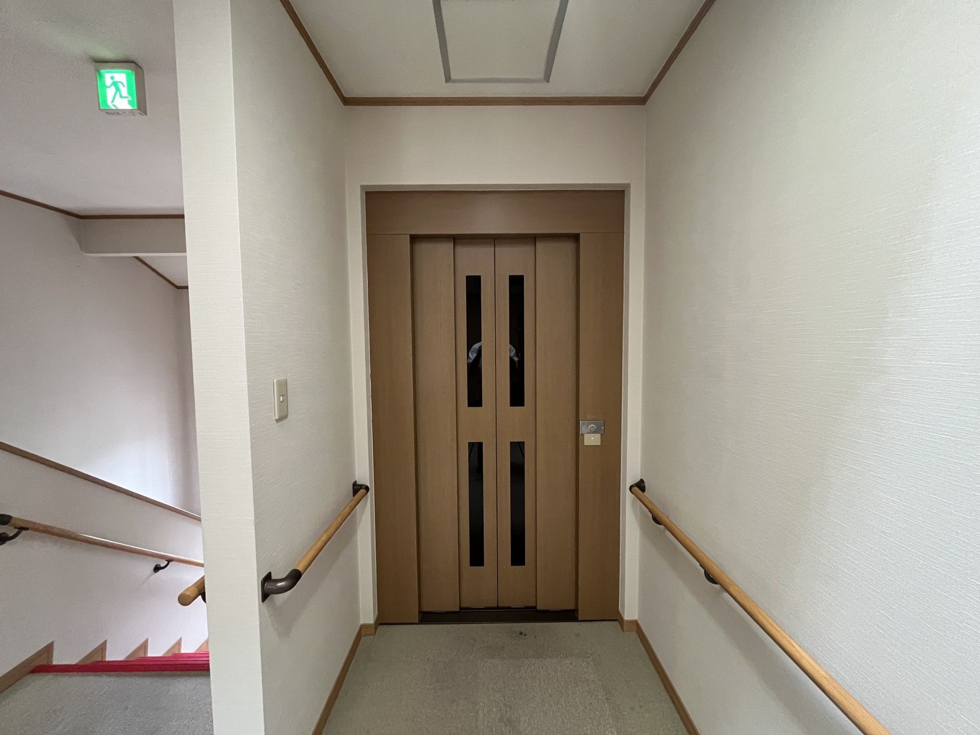 手すり付きの廊下と扉