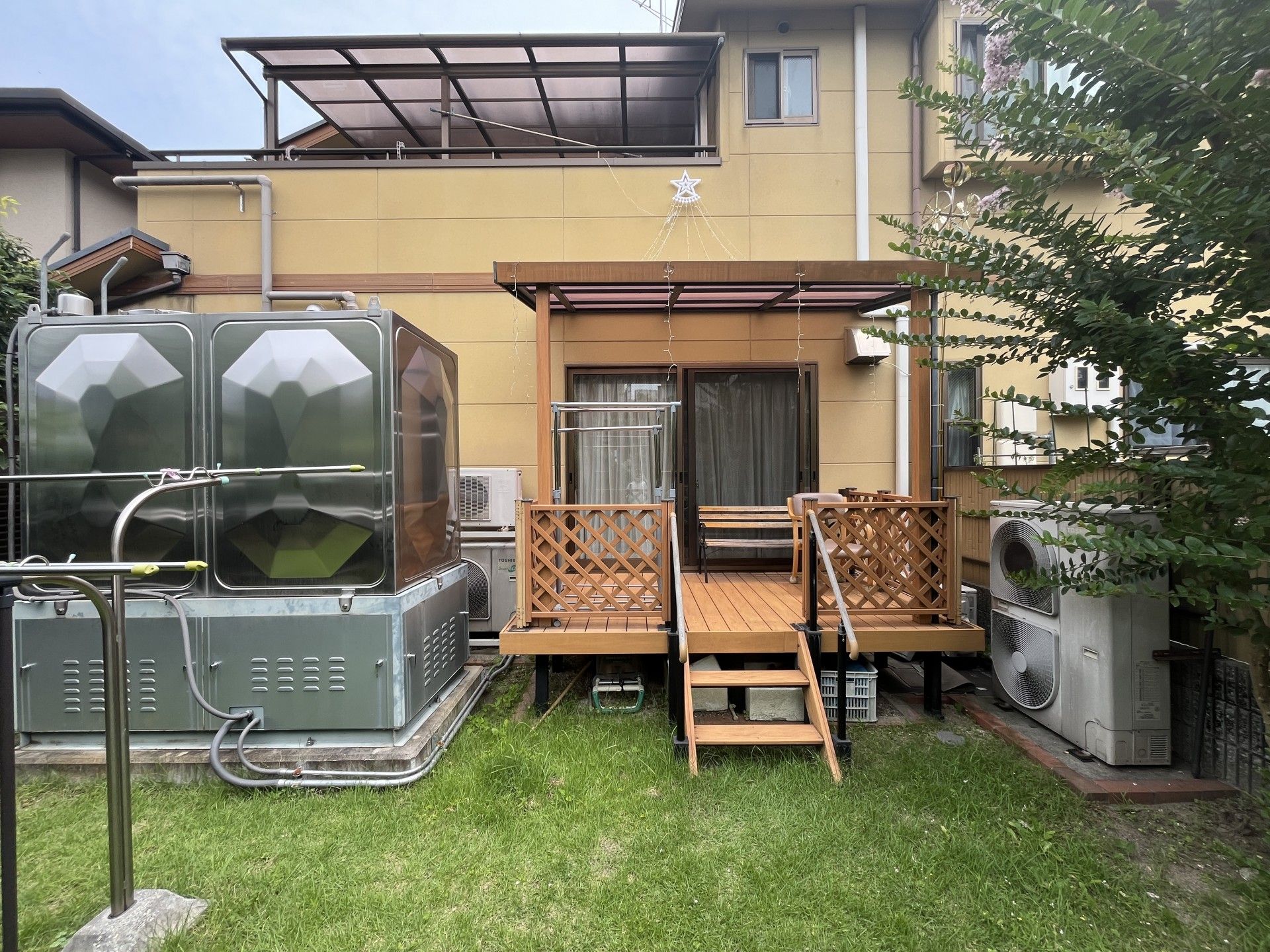 庭のウッドデッキ