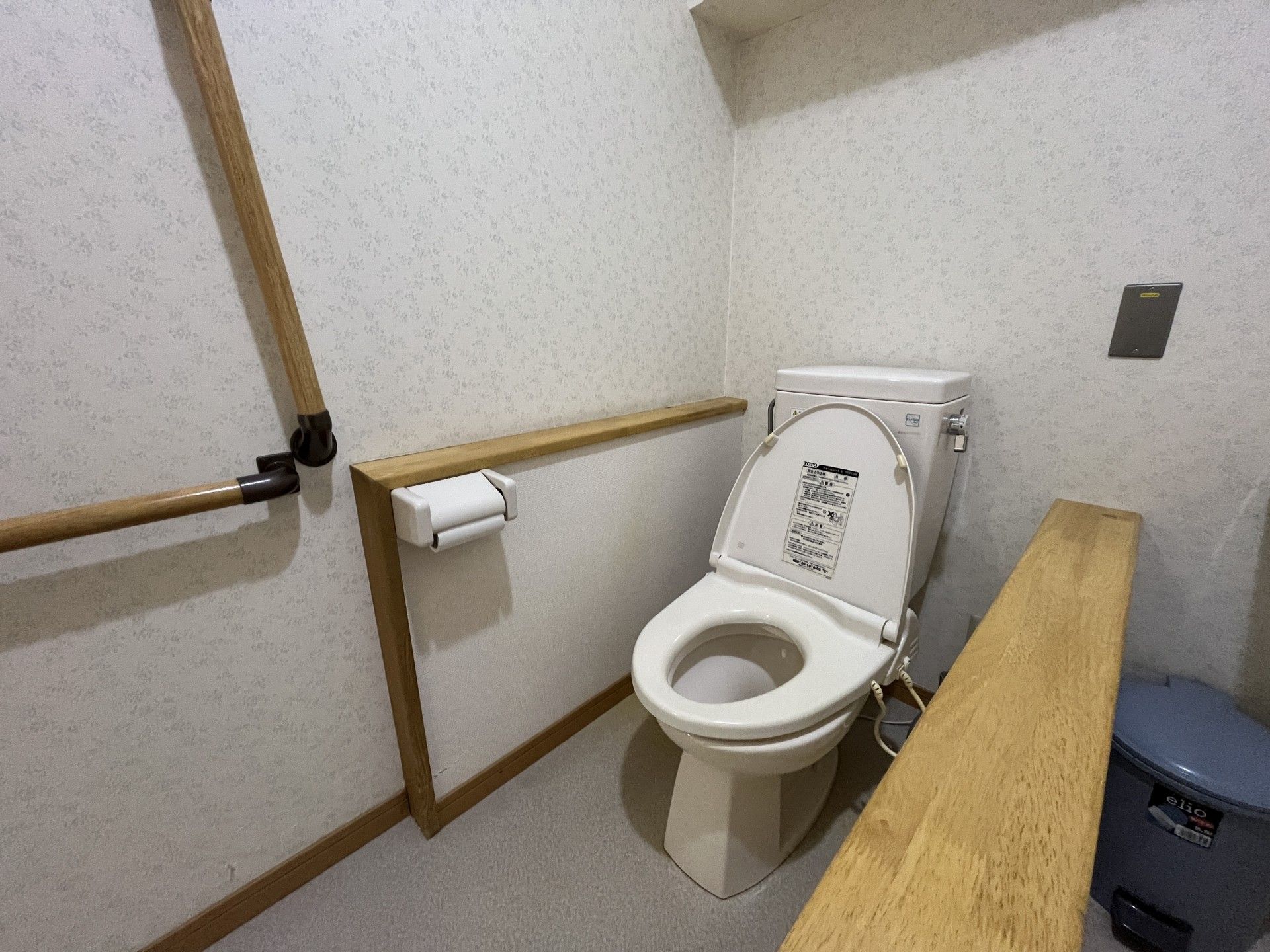 手すり付きのトイレ