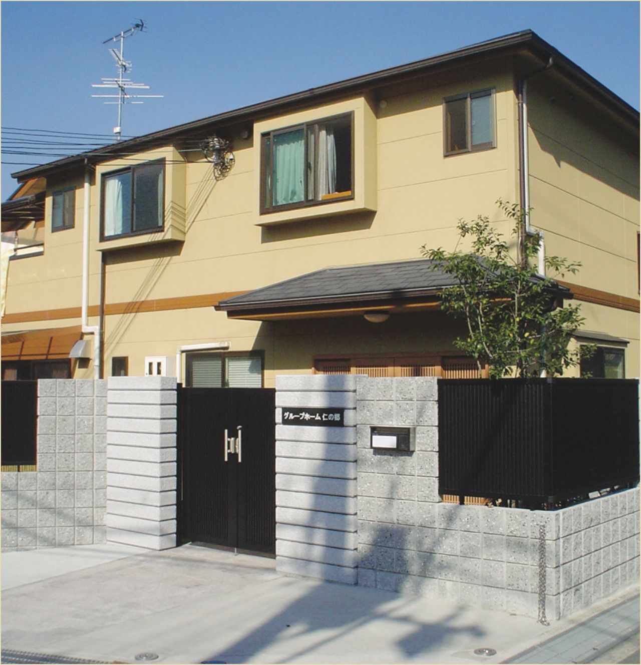 落ち着いた外観の建物