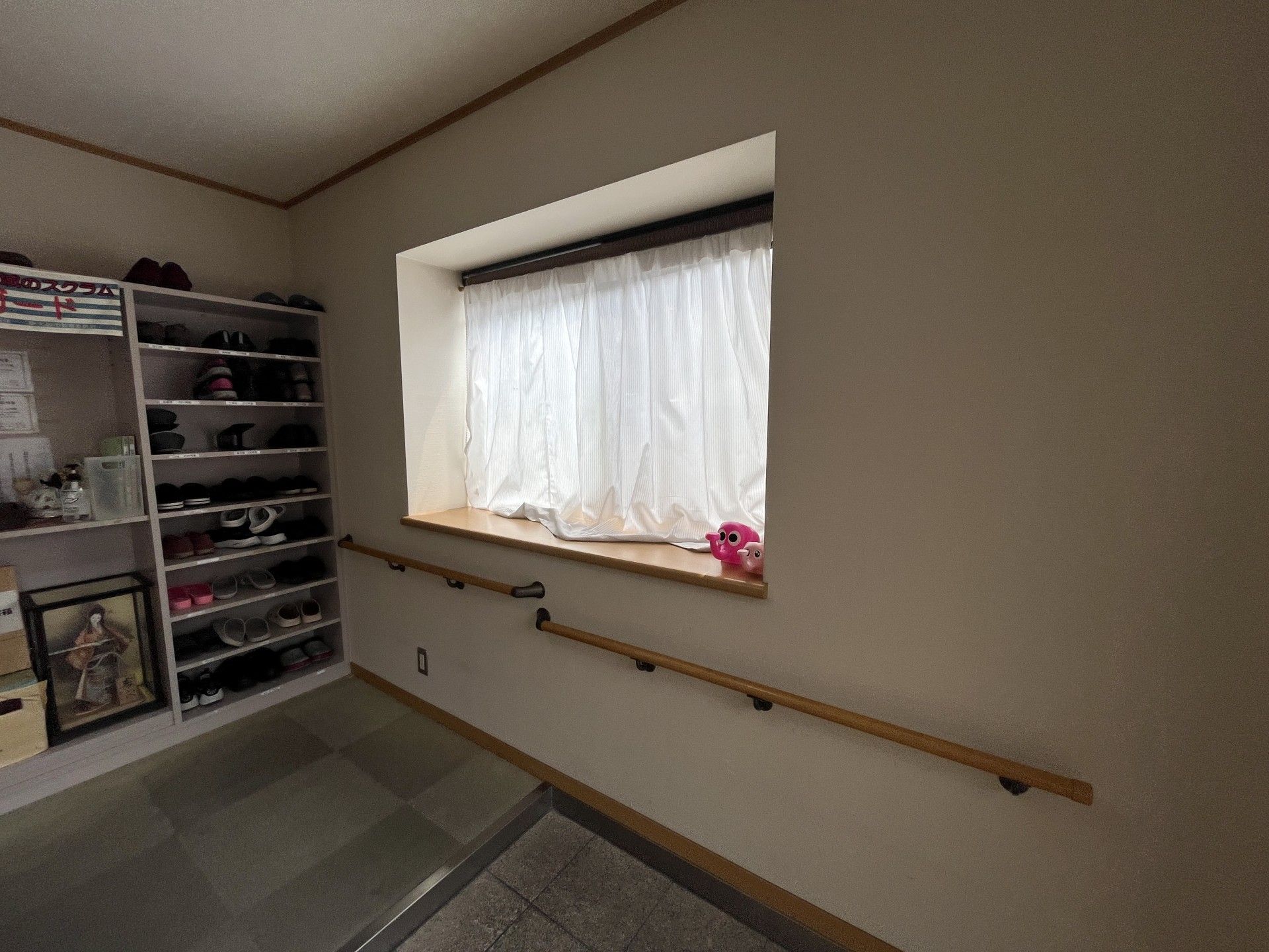 手すり付きの玄関スペース