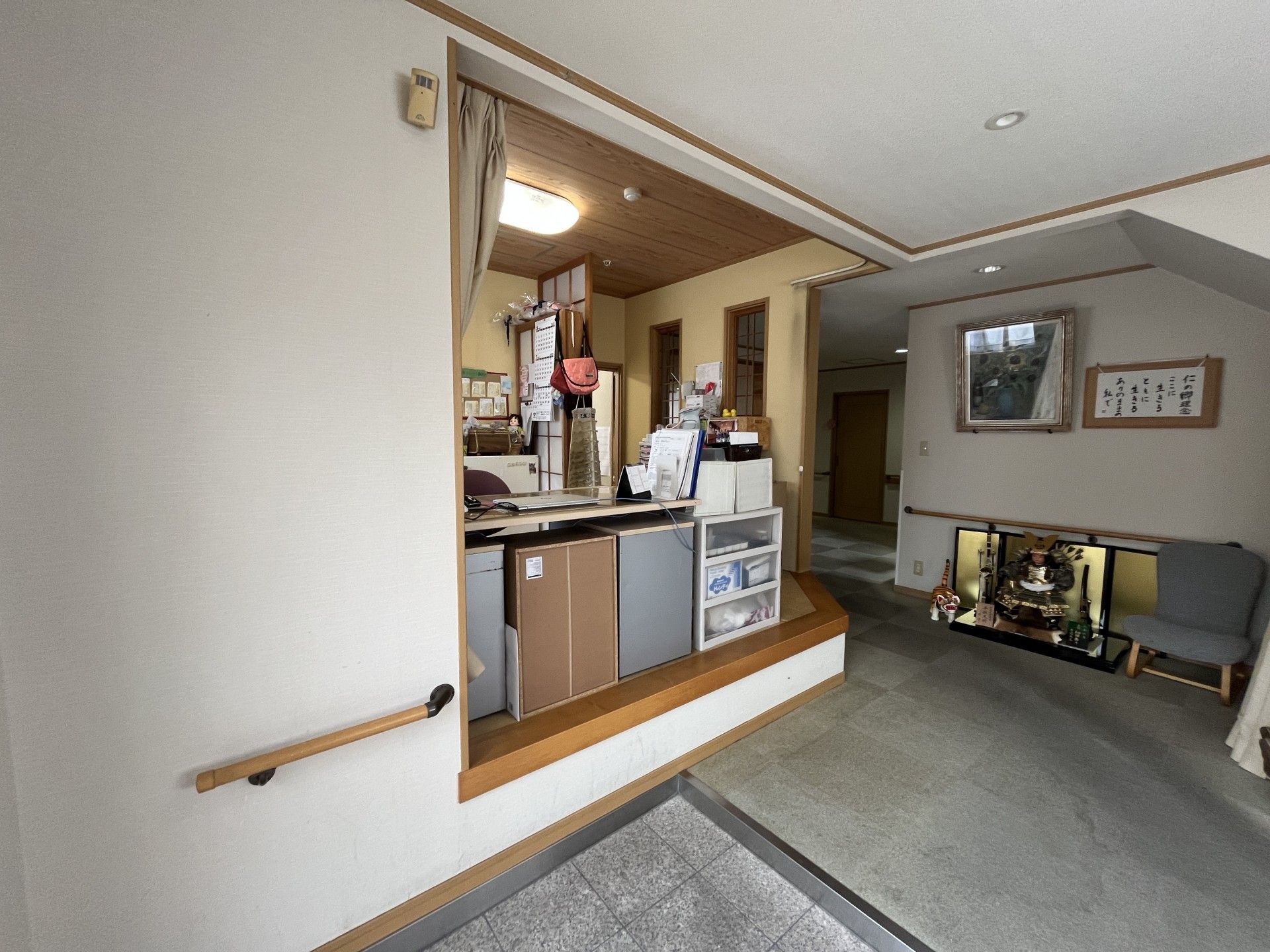 受付と飾り棚のある空間