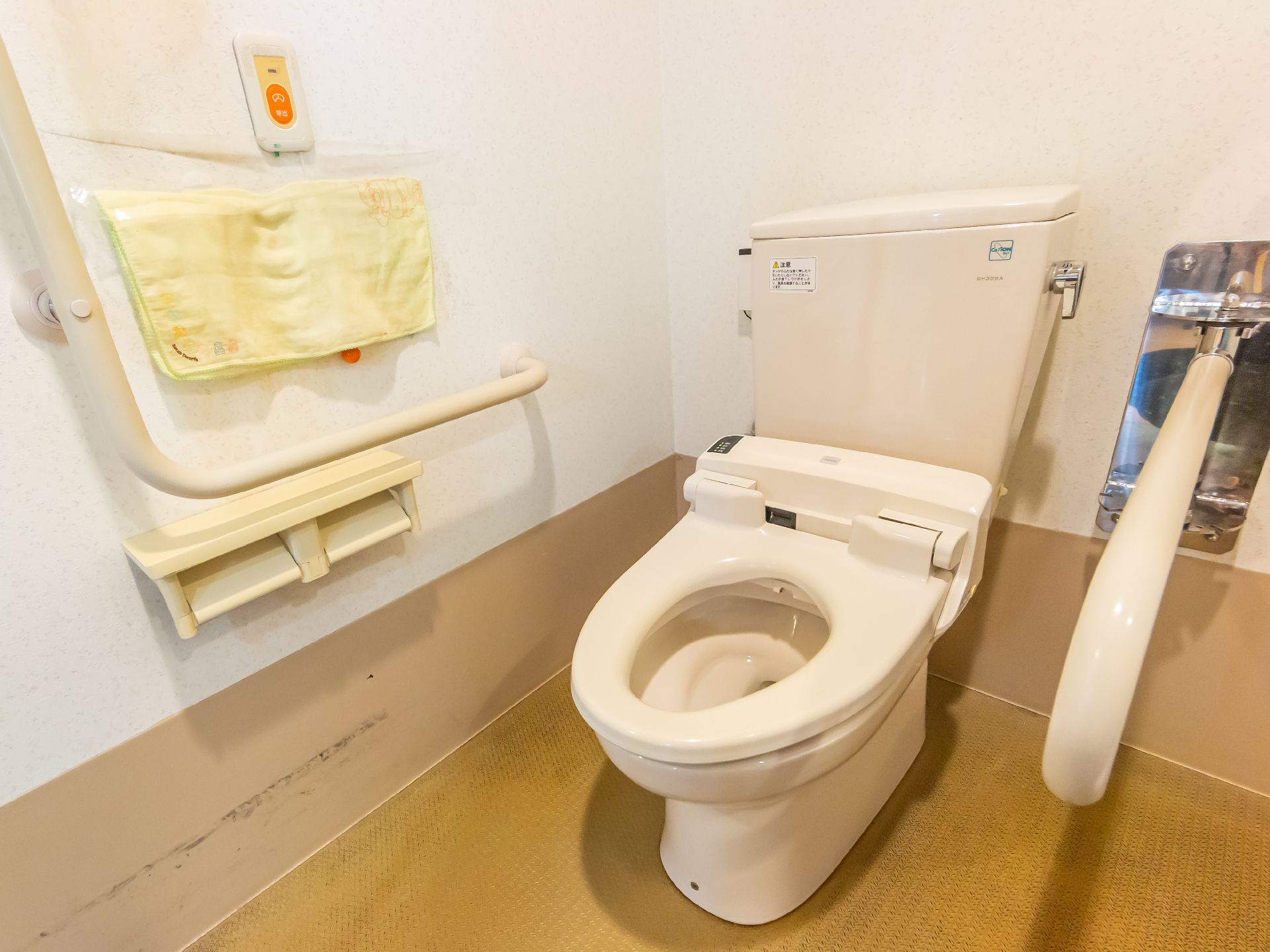 手すりを備えたトイレ