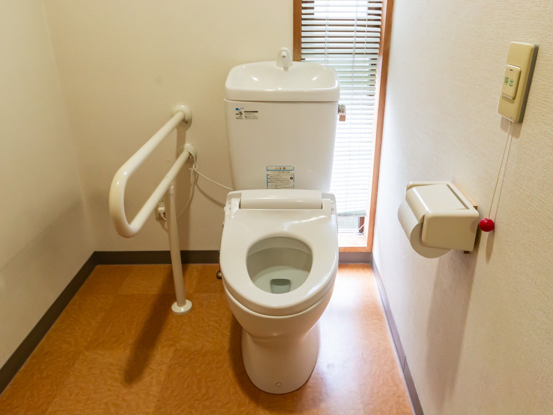 手すり付きのトイレ