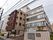 こちらの施設は、4階建てのベージュ色した建物である。周囲の建物も似たような色、階数があるので、違和感なく溶け込んでいる。