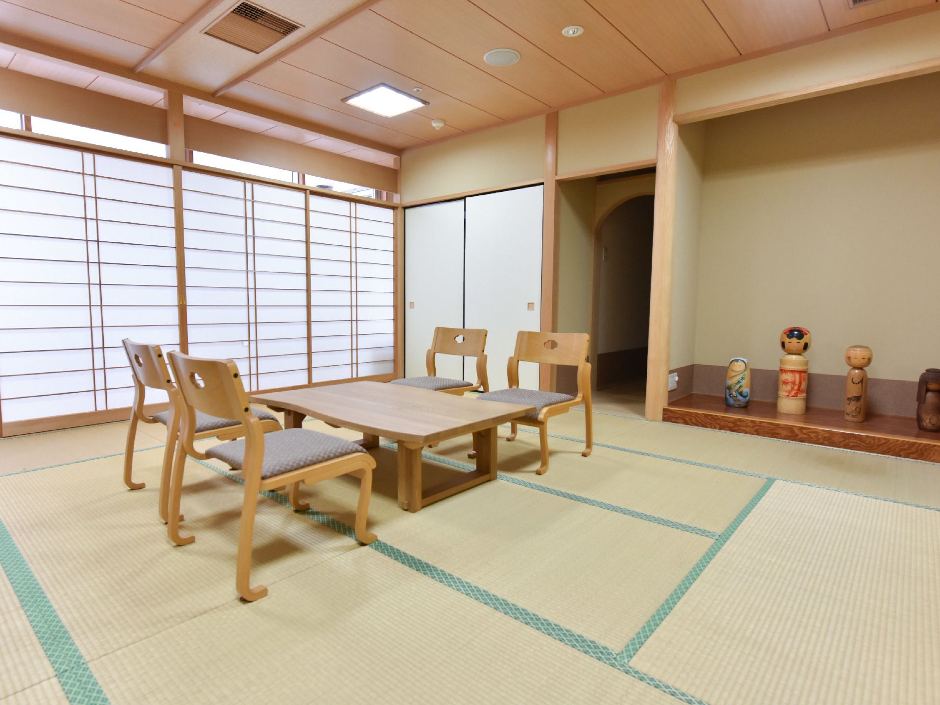 施設の和室は木造の内装に畳が敷き詰められていて壁には襖、窓には障子、和風な椅子とテーブルが設置されている。