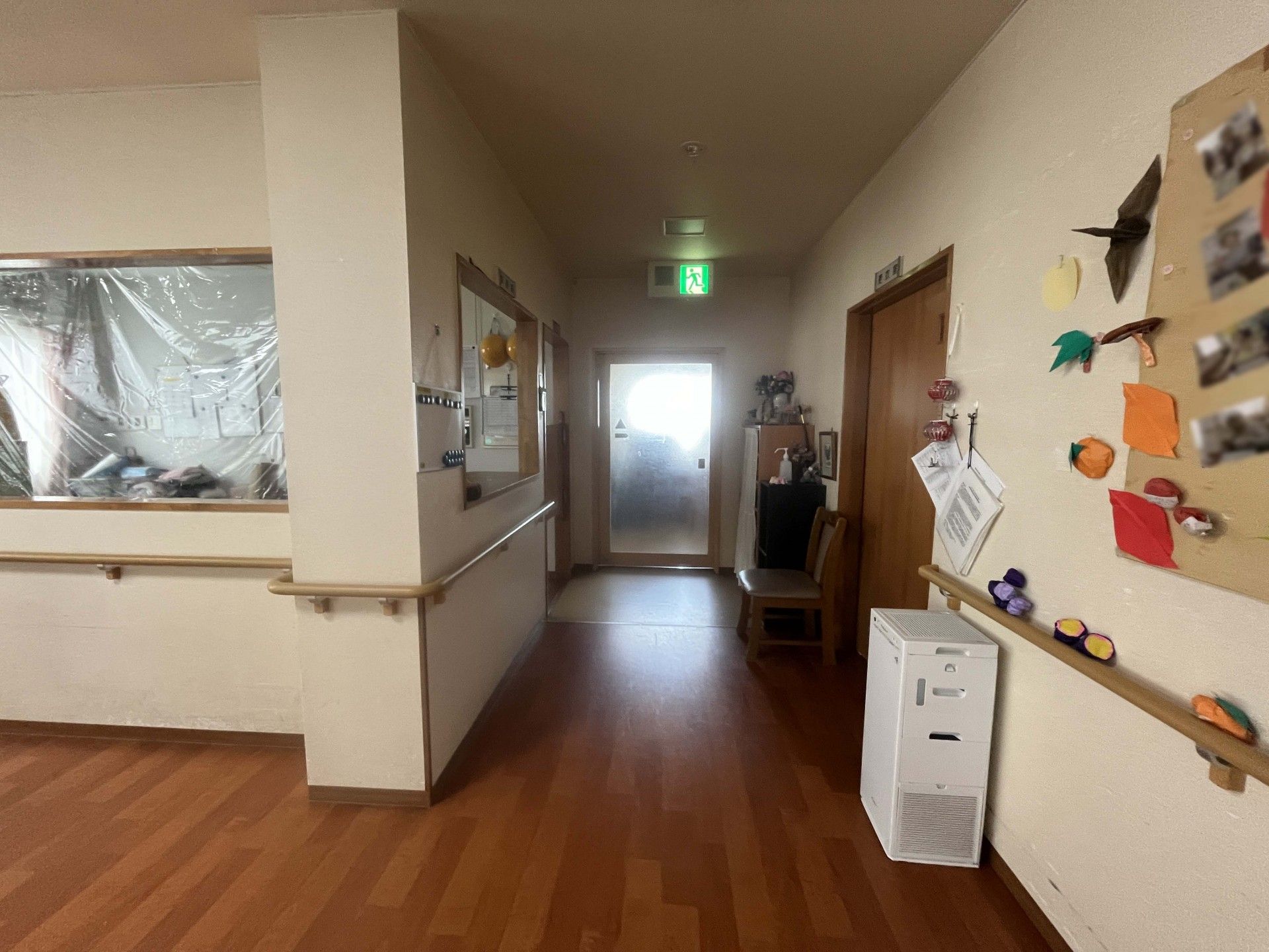 明るい廊下の風景