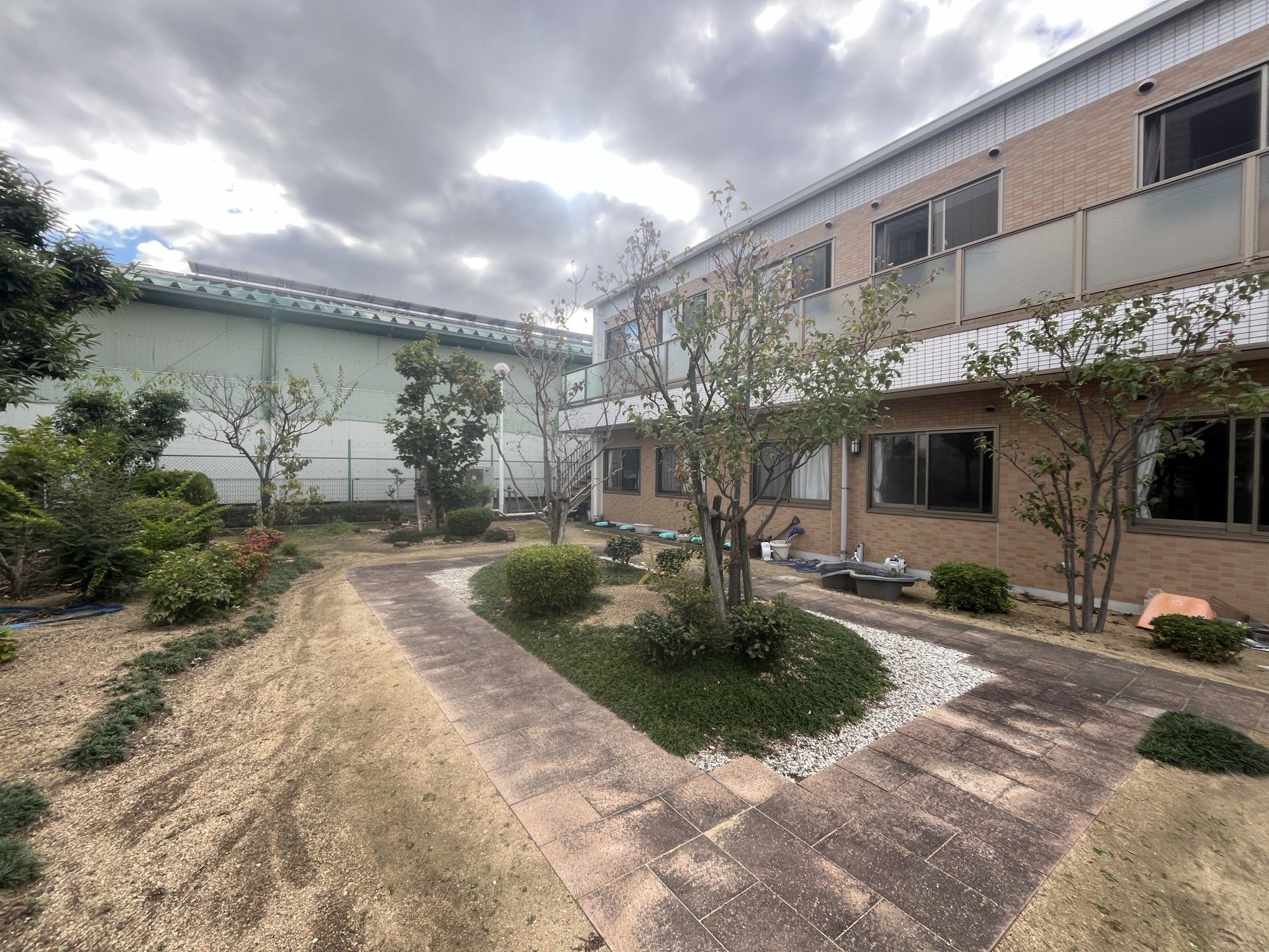 緑豊かな庭園の施設
