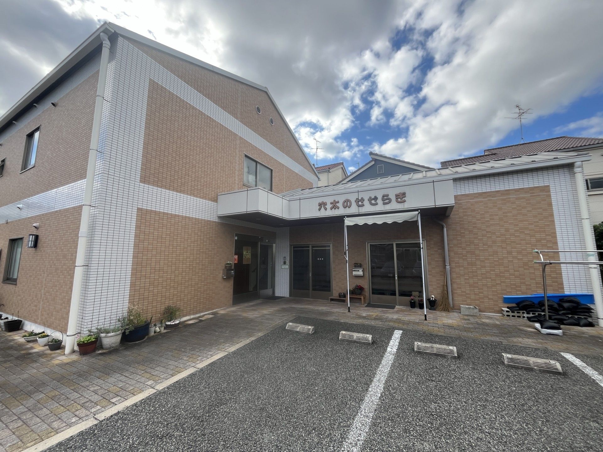 広々とした駐車場のある建物