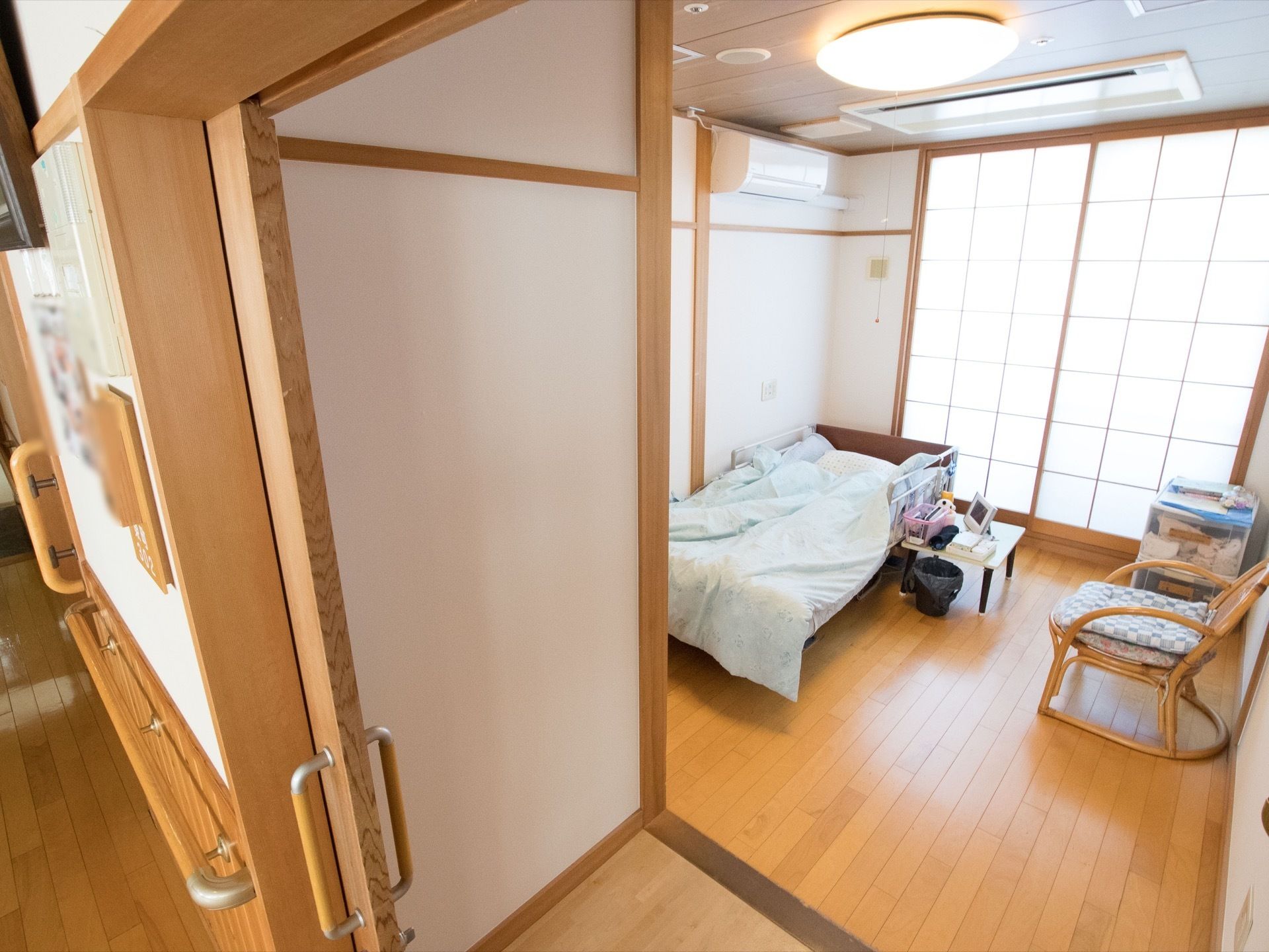 個室のドアは間口が広く、横開き戸になっている。廊下からは段差もなく、部屋にスムーズに出入りができる。