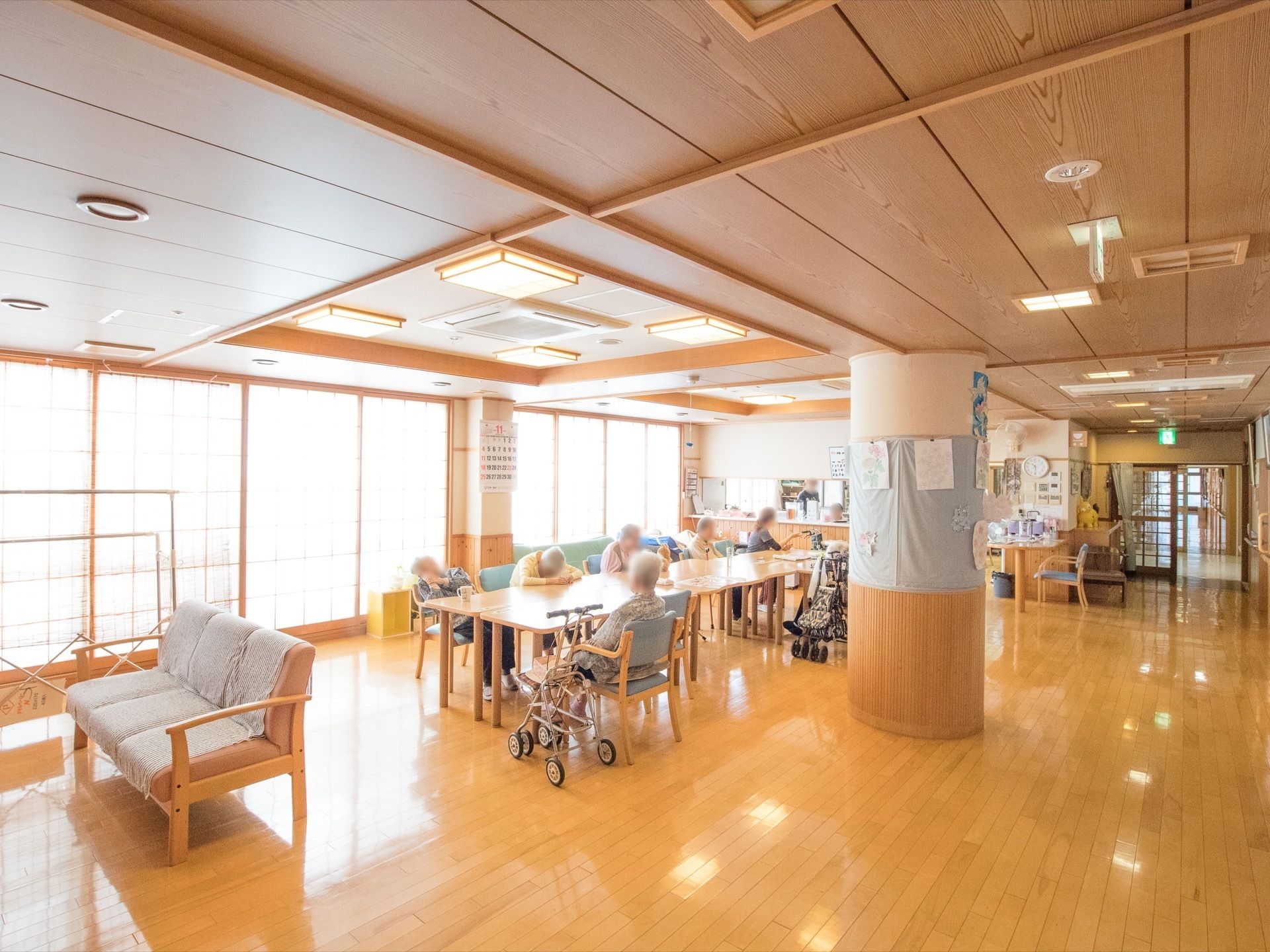 大きな窓がたくさんあり、日がたっぷり差し込んでいる。広々としており、障害になるものが一切置かれていない。