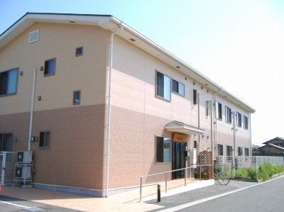 明るい外観の建物